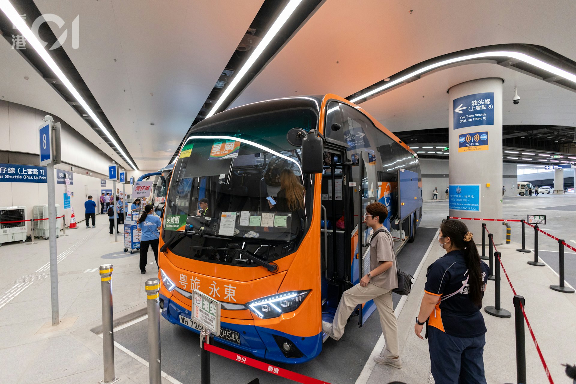 10月12日開通的新皇崗口岸新聯檢大樓公共交通交匯處設於旅檢大樓二樓,業界表示,留意到現場各政府部門安排了足夠人手,於各樓層及扶手電梯旁指示旅客前往離境或入境大堂,秩序良好。
