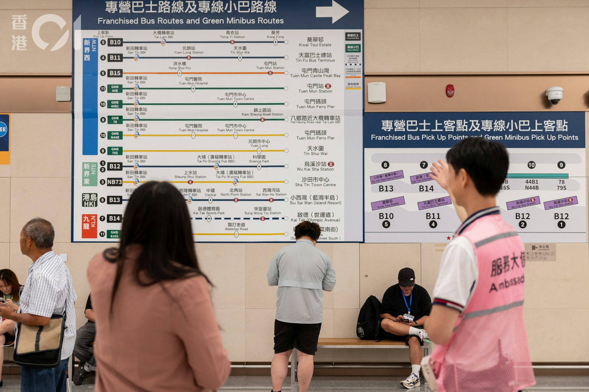 10月12日開通的新皇崗口岸新聯檢大樓公共交通交匯處設於旅檢大樓二樓,業界表示,留意到現場各政府部門安排了足夠人手,於各樓層及扶手電梯旁指示旅客前往離境或入境大堂,秩序良好。