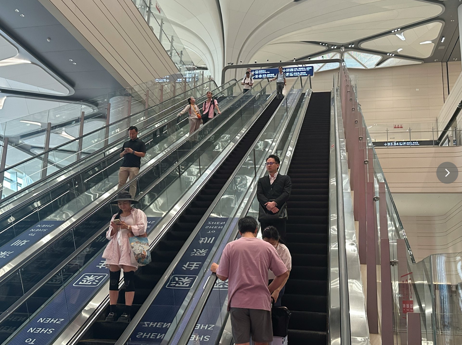 陳先生盛讚新皇崗口岸超長的電扶梯。