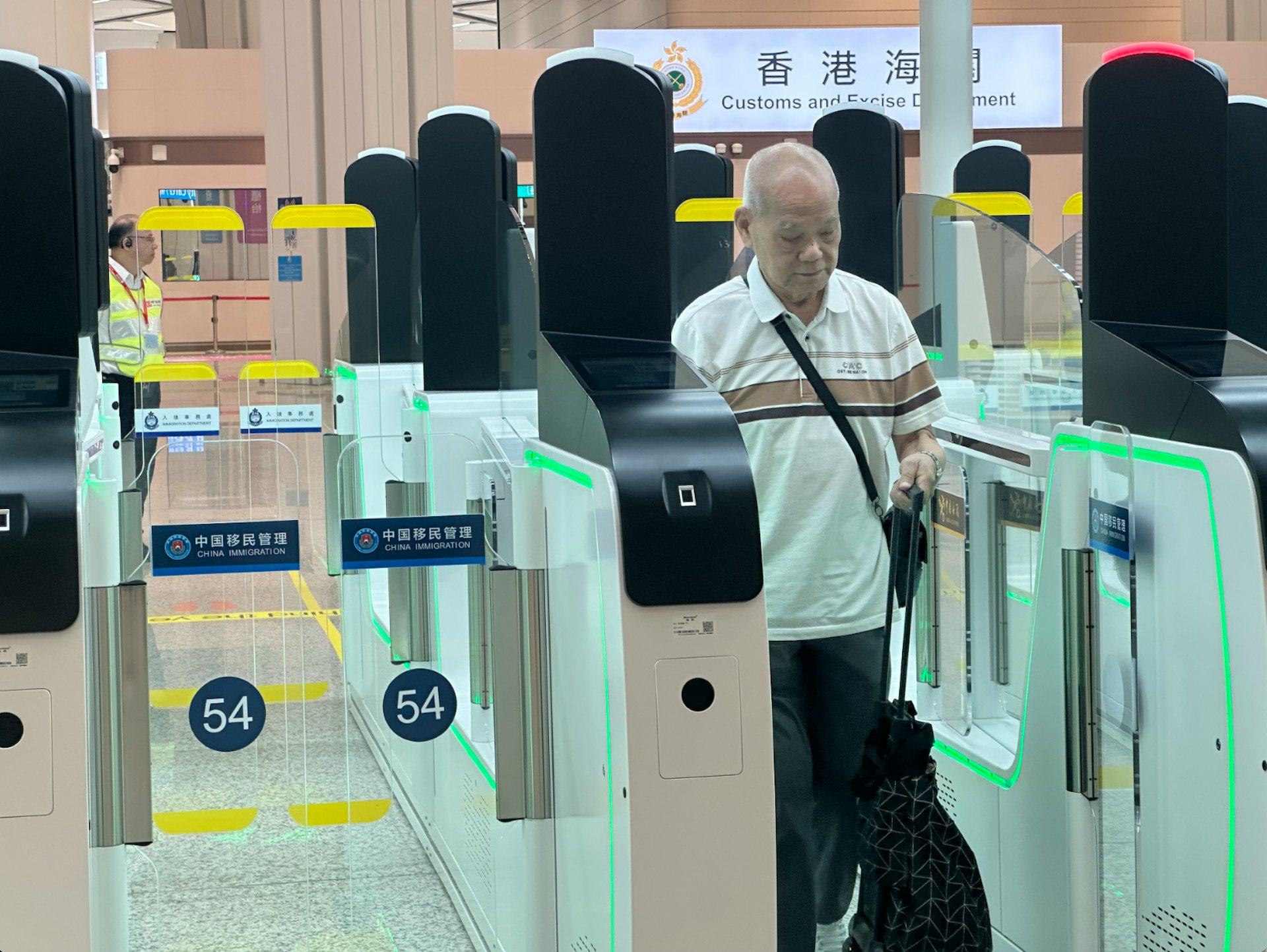 新皇崗口岸自助通關。