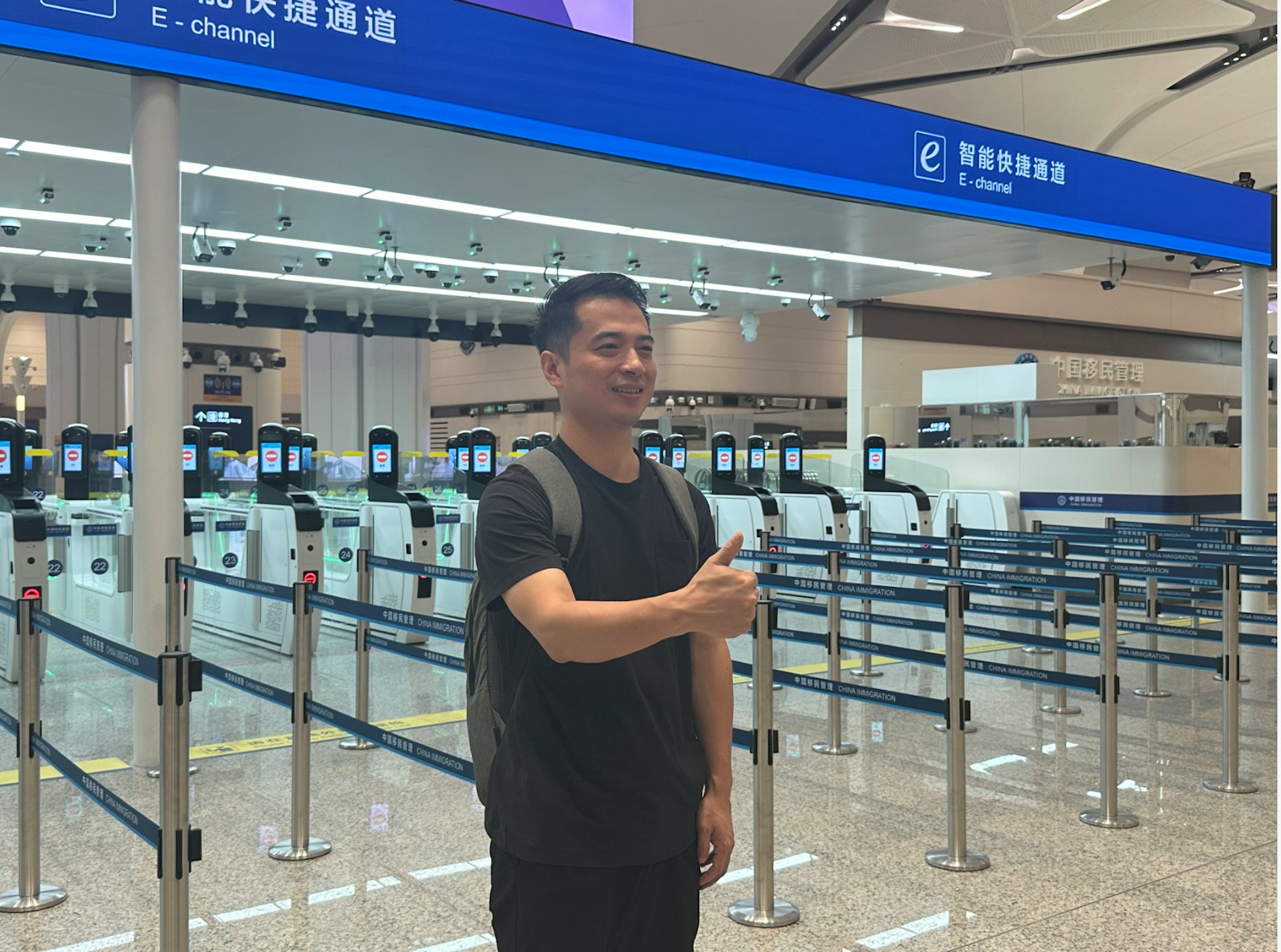 第一位從深圳過關到香港的旅客陳先生受訪稱,因為今日是皇崗口岸開通的第一天,自己住在皇崗口岸附近很早就抵達,想來打卡體驗,非常榮幸成爲首位出境的旅客。