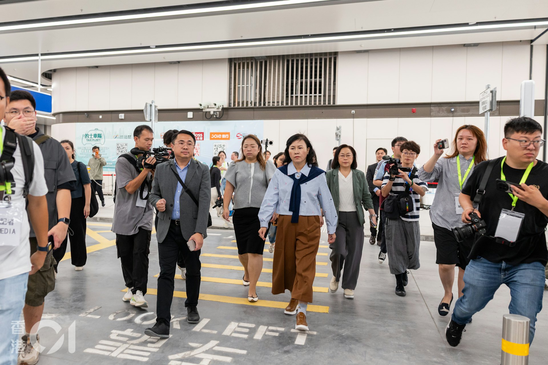 運輸及物流局局長陳美寶早上到新皇崗口岸公共運輸交匯處視察。