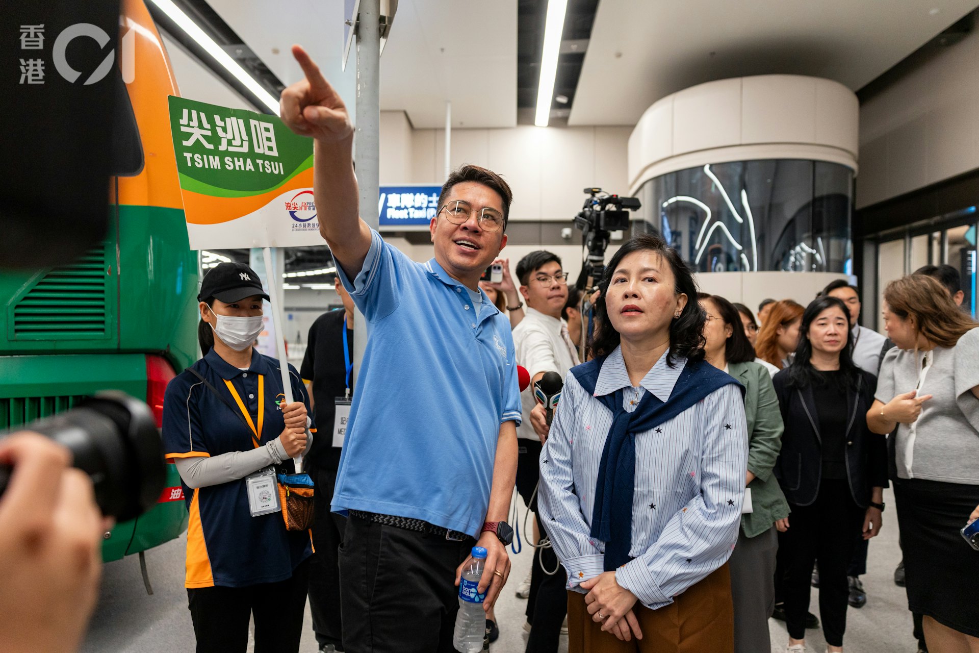 運輸及物流局局長陳美寶早上到新皇崗口岸公共運輸交匯處視察。