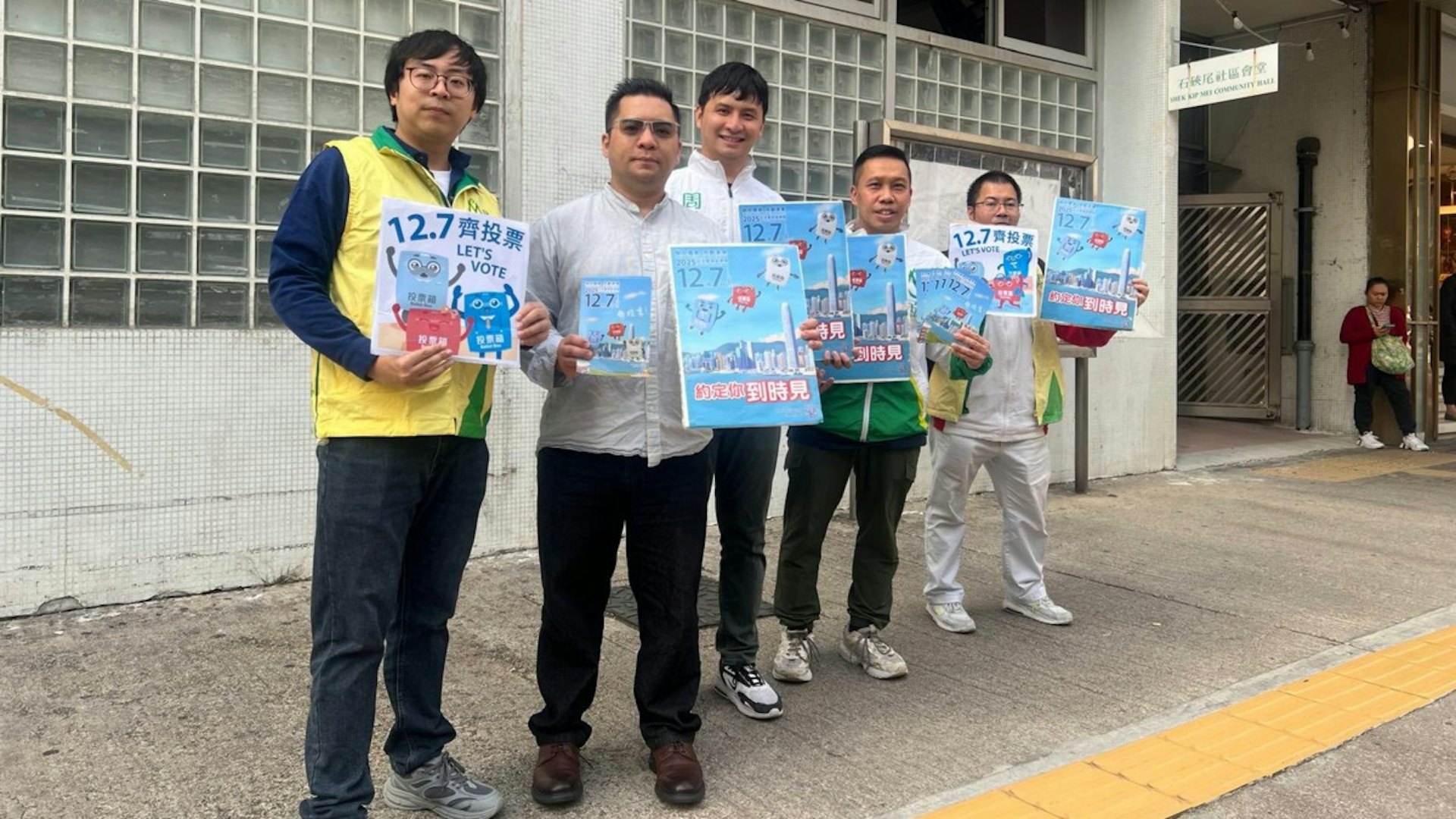 民協在區議會和立法會議席「清零」下,擺街站呼籲市民投票。(李炯FB)
