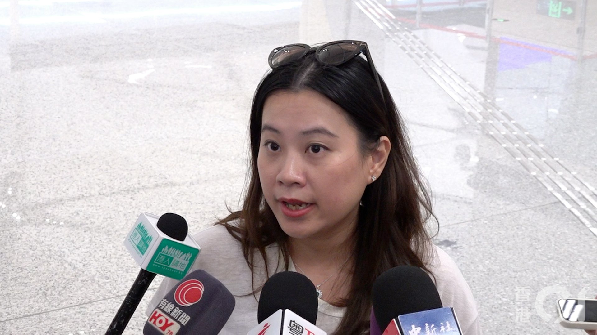 經常往返港深兩地經商的伍小姐是新皇崗口岸首個使用外國護照過關的旅客,大讚即使行人工通道,整個出入境程序都只需1分鐘。