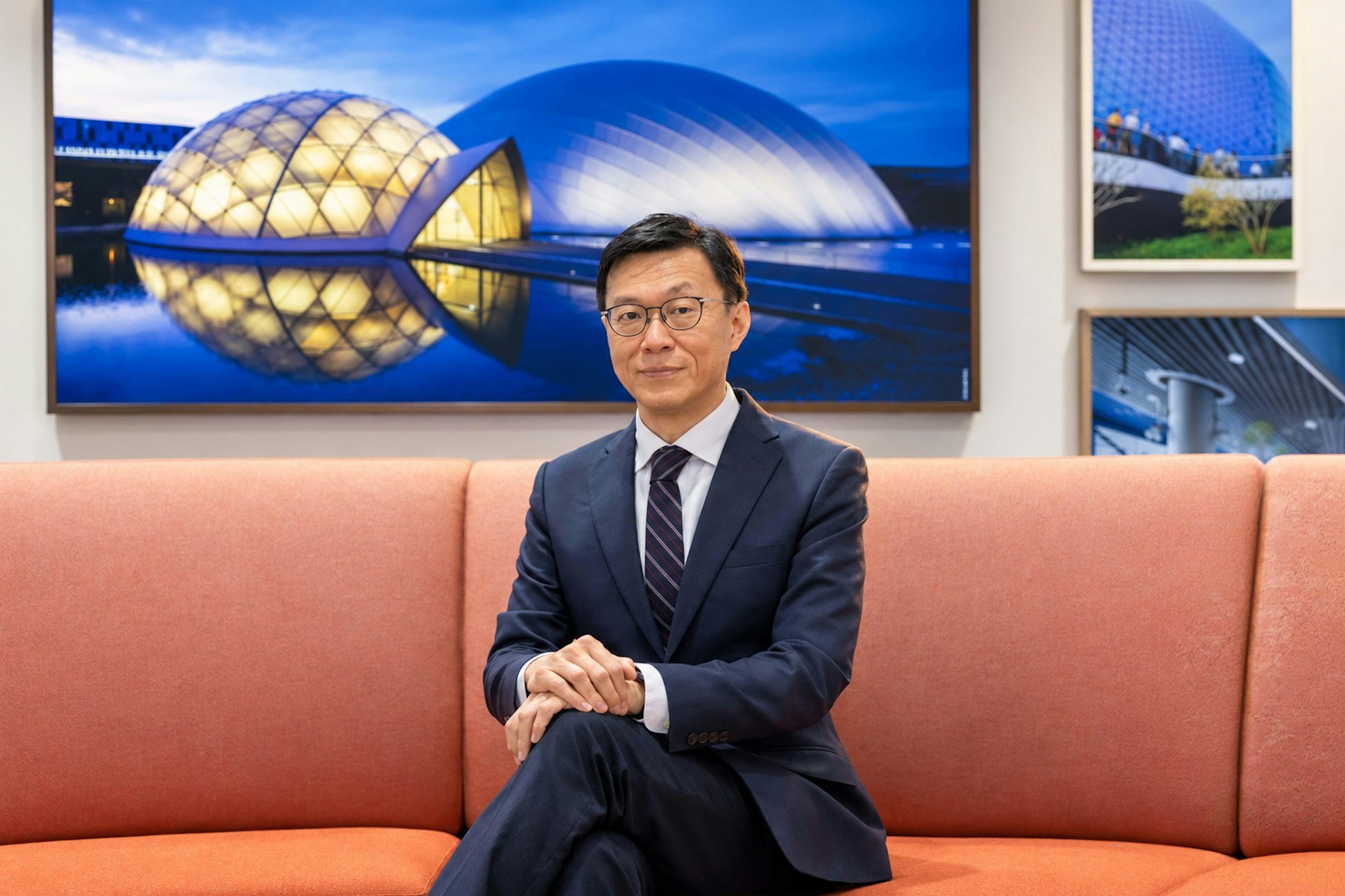 在奧雅納工作期間,Jimmy曾被派駐新加坡、澳門、北京等地,參與當地大型基建與設施專案,近10年調回香港總部,專注於推動數碼化與智能業務的發展。