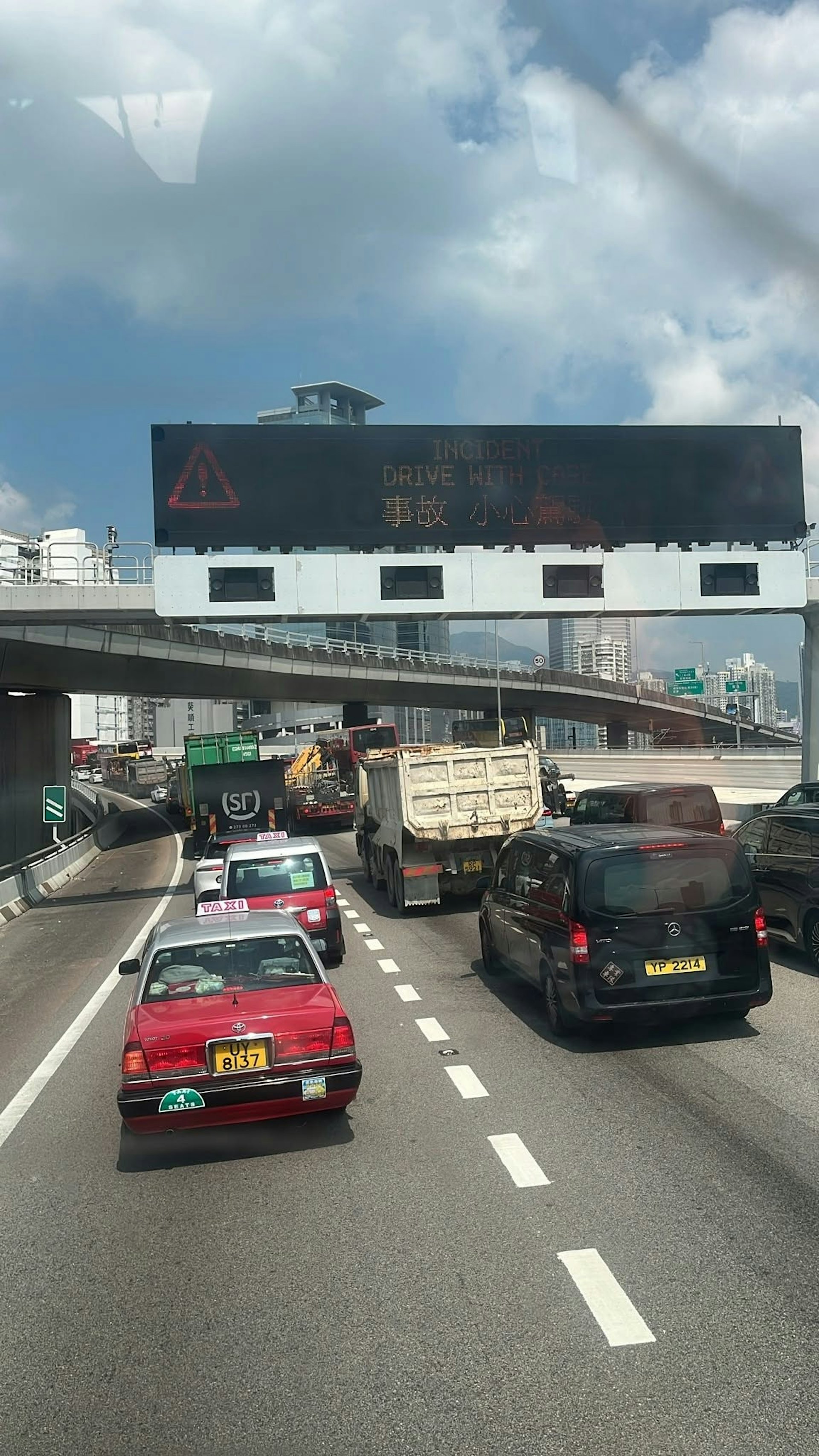 葵涌青葵公路發生四車連環撞擊事故 三輛巴士受累致機場方向交通大塞 葵涌青葵公路發生四車連環撞擊事故 三輛巴士受累致機場方向交通大塞
