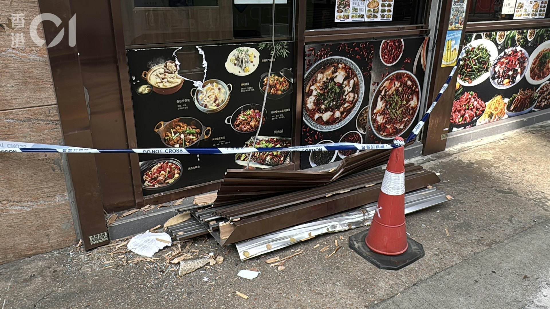 餐廳門面遭撞毀。