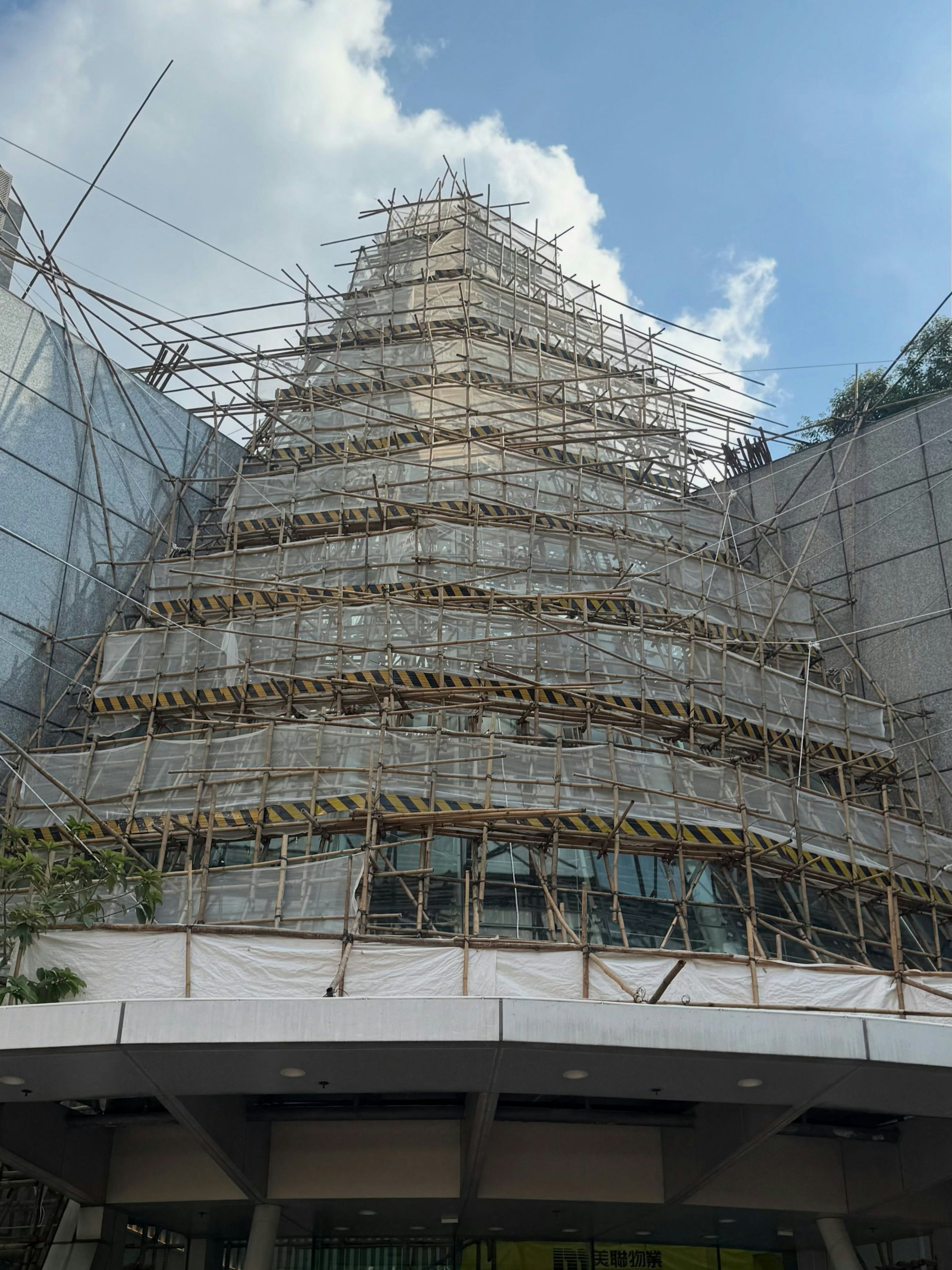 +WOO嘉湖的玻璃尖塔展開維修工程,其搭棚技術引來網民讚嘆。(Facebook「The New Millennium、Building Review / 天水圍老照片」