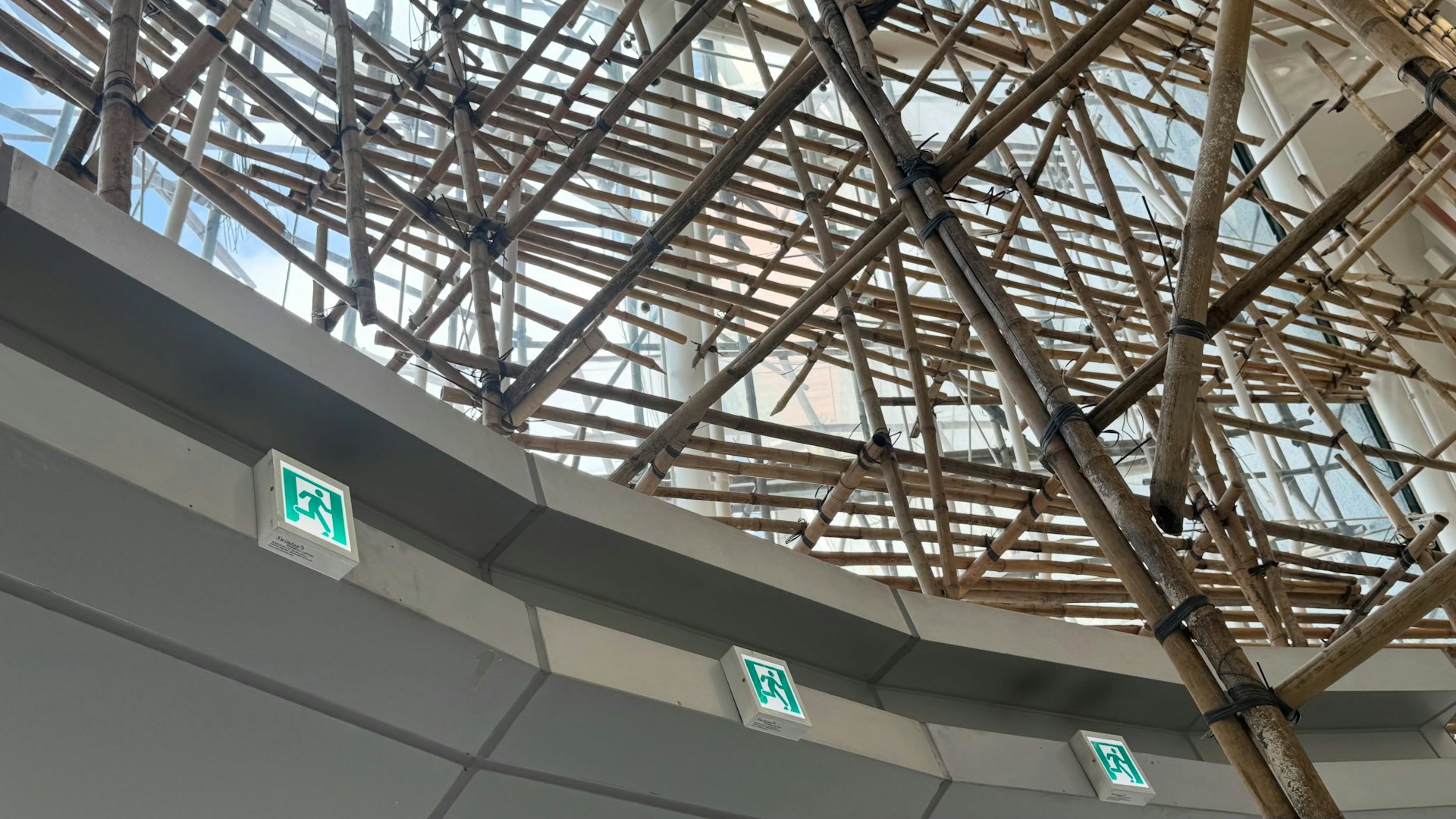 +WOO嘉湖的玻璃尖塔展開維修工程,其搭棚技術引來網民讚嘆。(Facebook「The New Millennium、Building Review / 天水圍老照片」