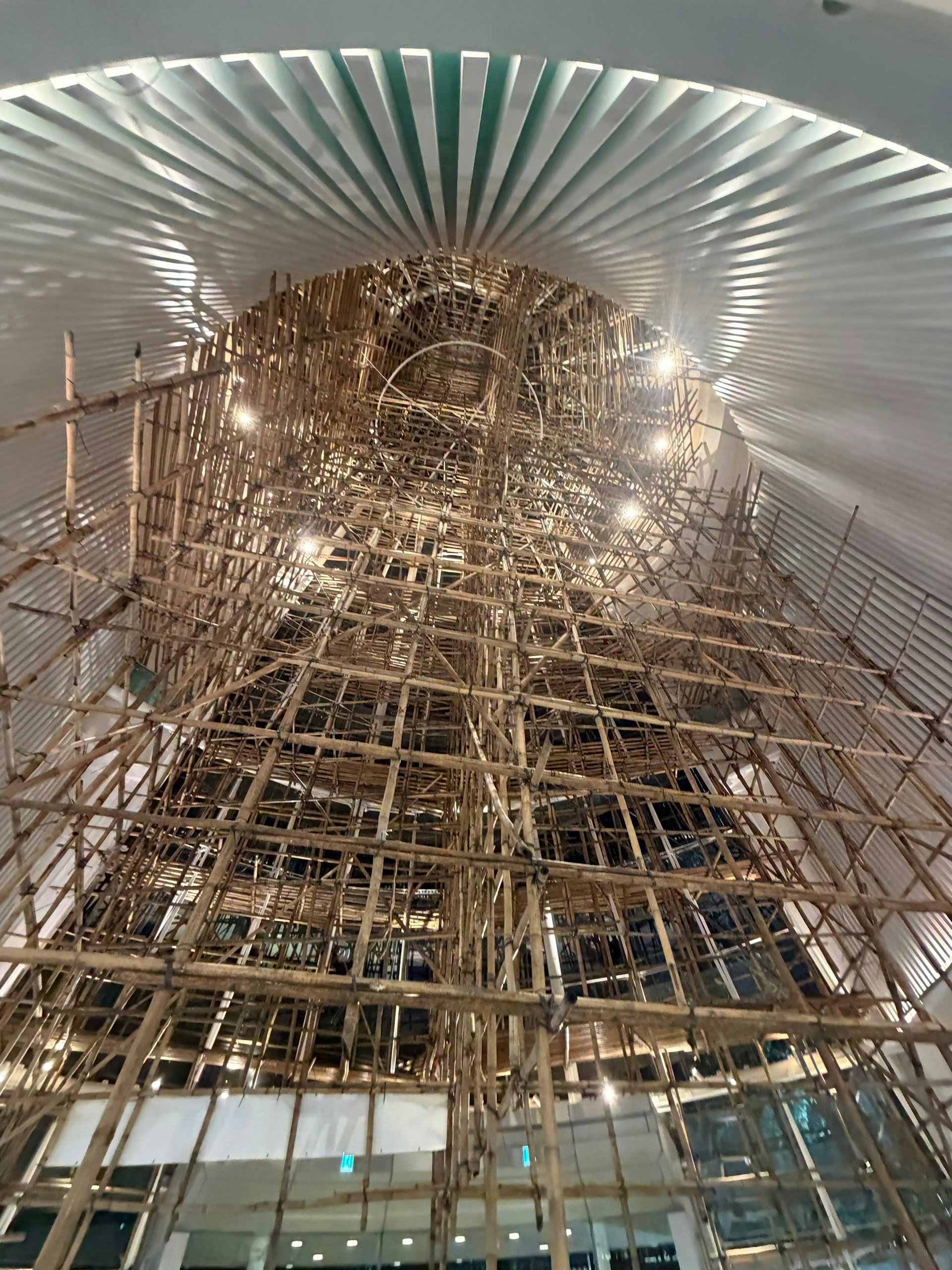 +WOO嘉湖的玻璃尖塔展開維修工程,其搭棚技術引來網民讚嘆。(Facebook「The New Millennium、Building Review / 天水圍老照片」