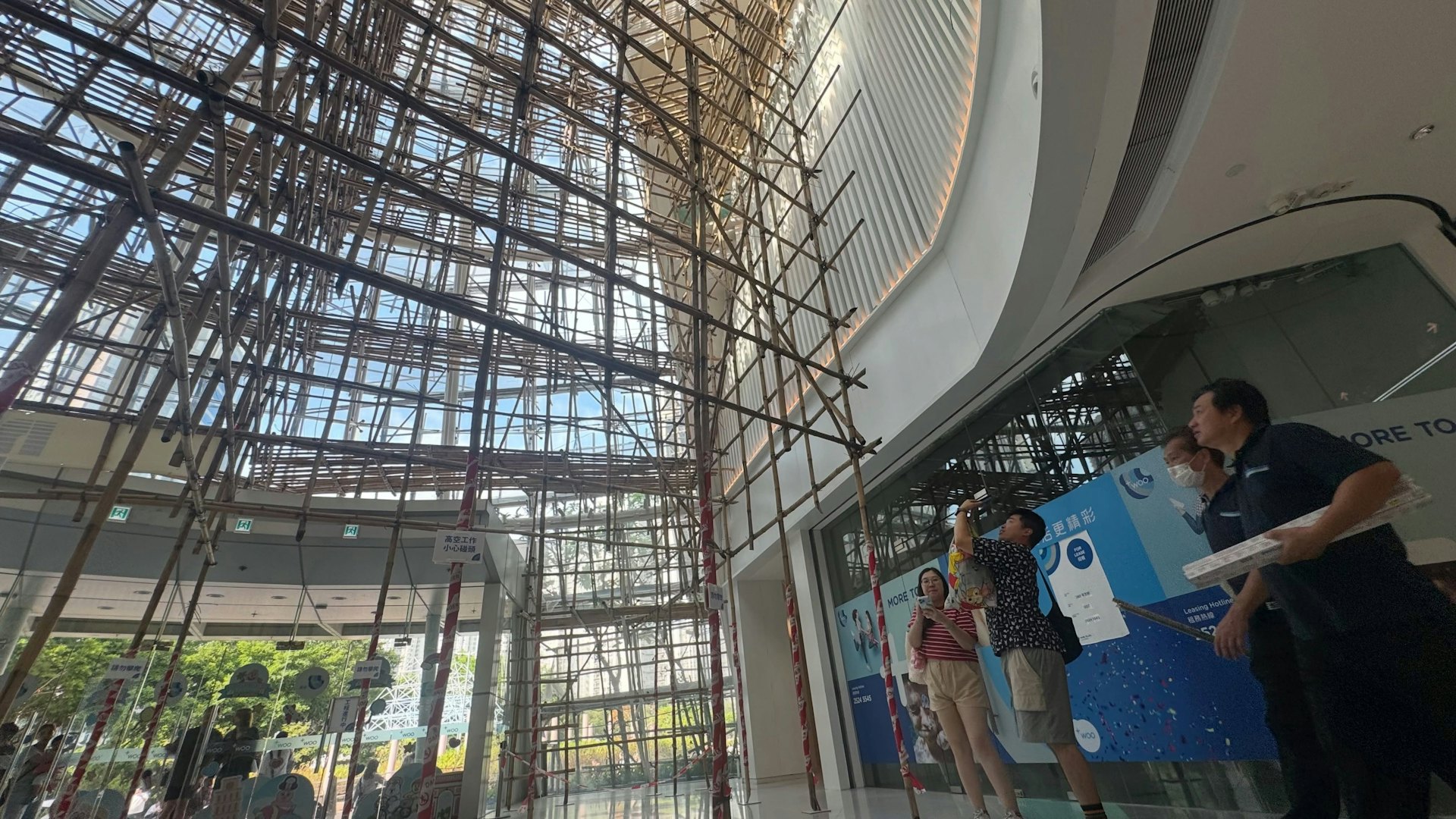 +WOO嘉湖的玻璃尖塔展開維修工程,其搭棚技術引來網民讚嘆。(Facebook「The New Millennium、Building Review / 天水圍老照片」