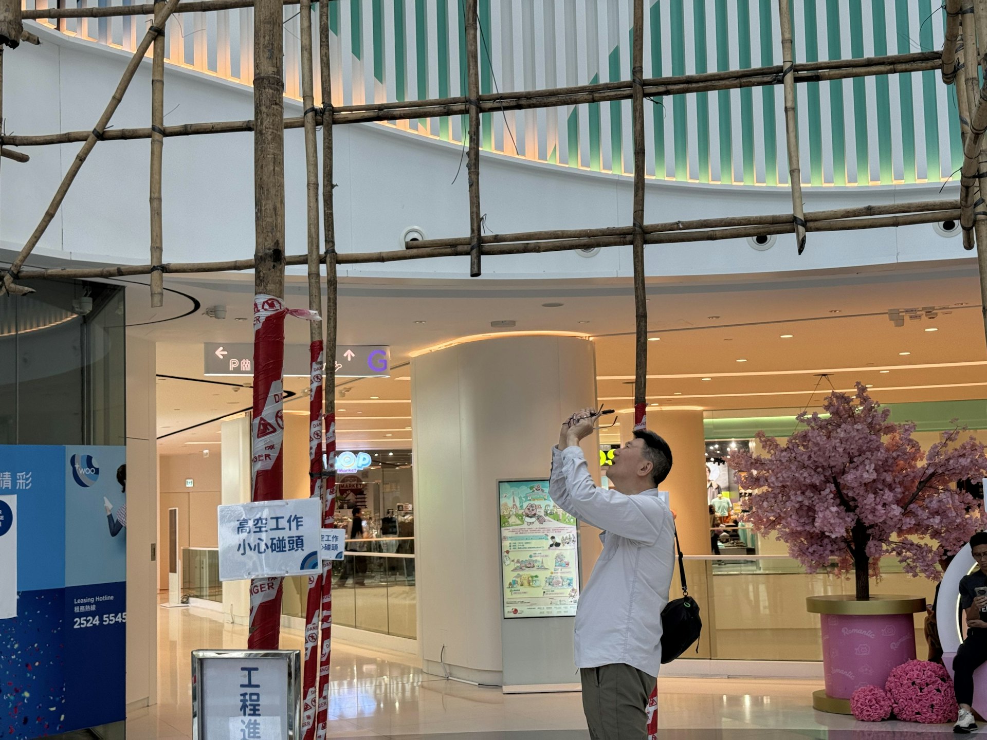 巿民途經紛紛拍照「打卡」。