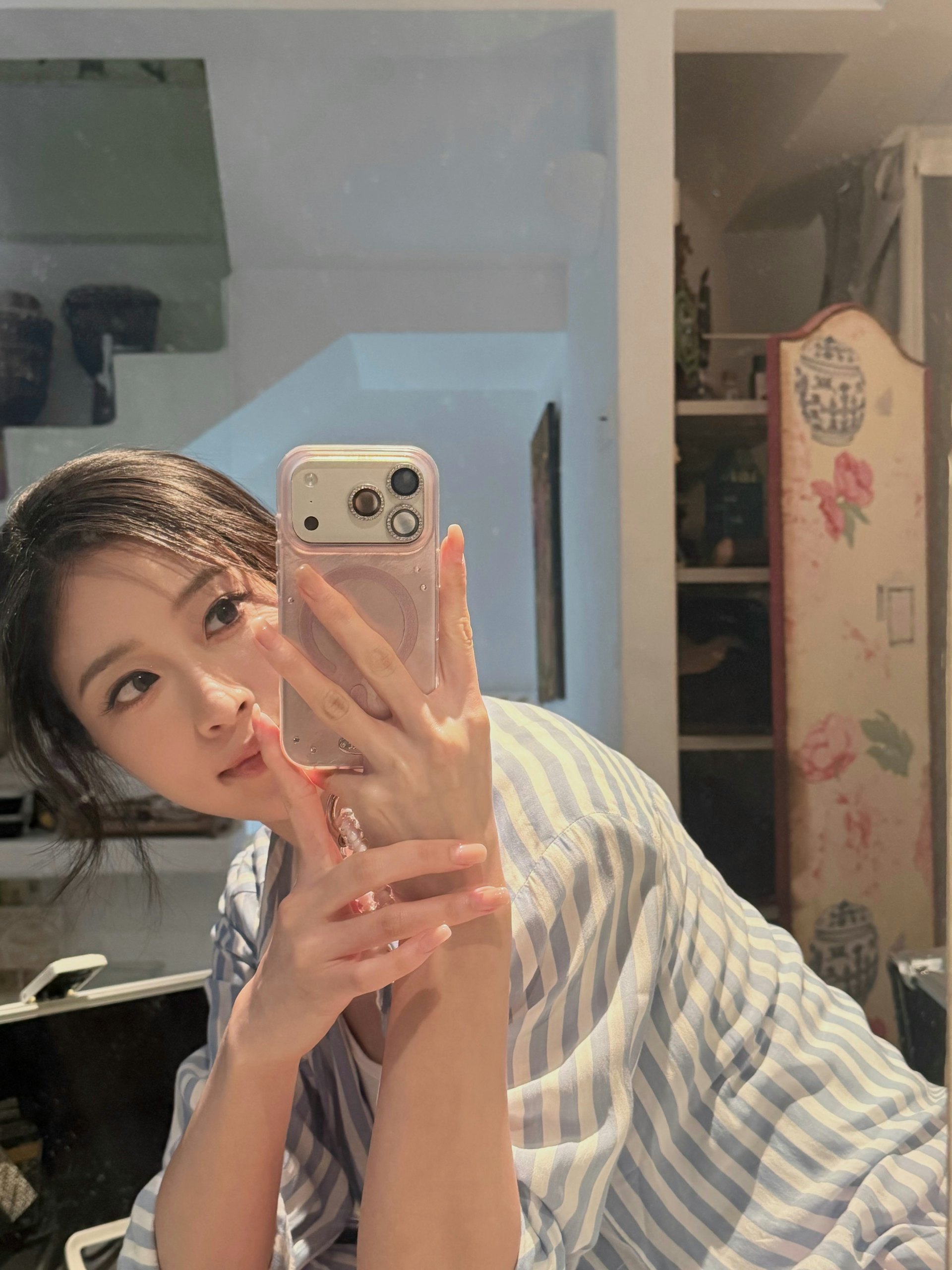 倪樂琳在社交平台分享了一輯MV拍攝幕後花絮照片。(IG@ellynngai)