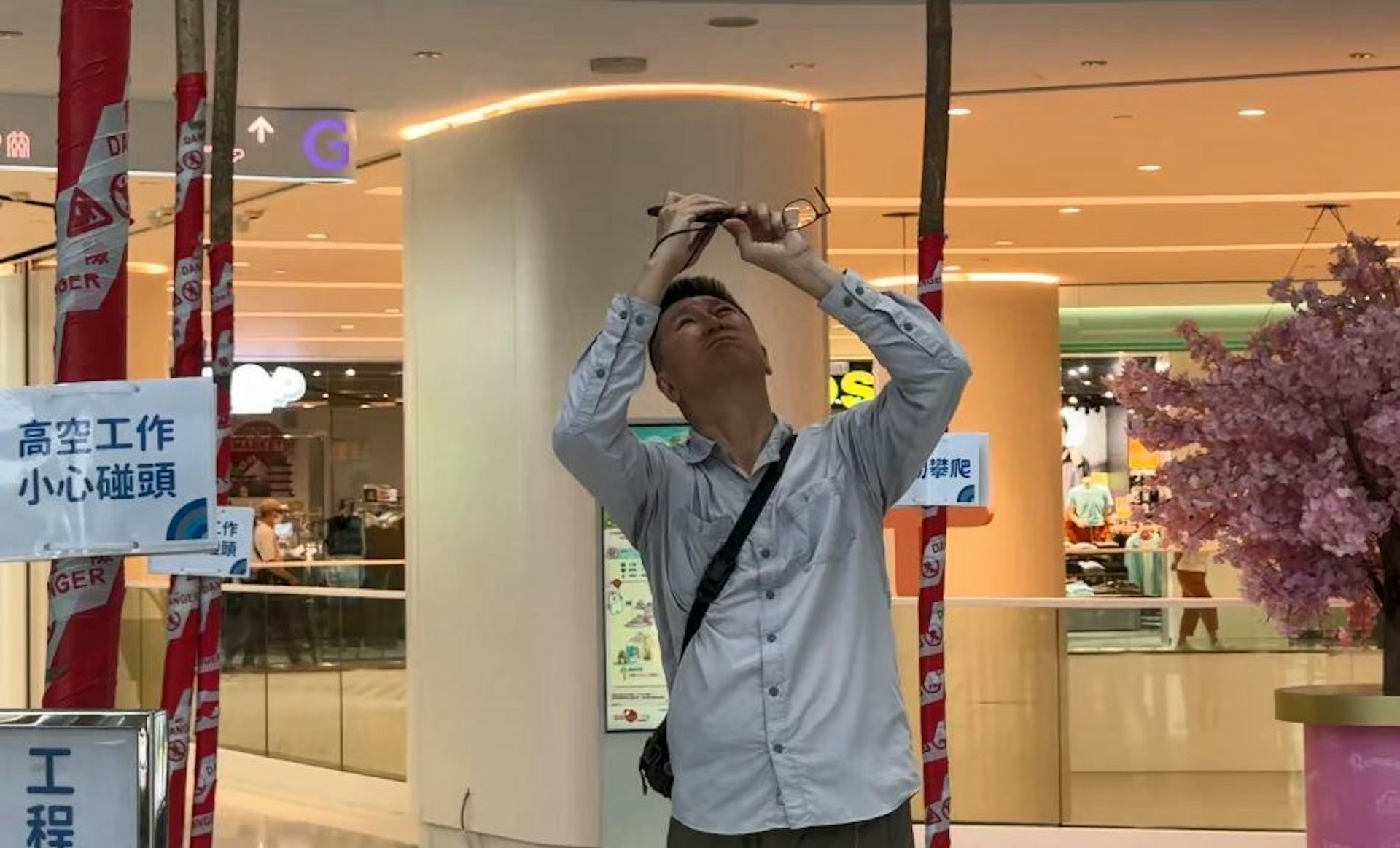 巿民欣賞棚架的搭建紛紛拍攝留念。