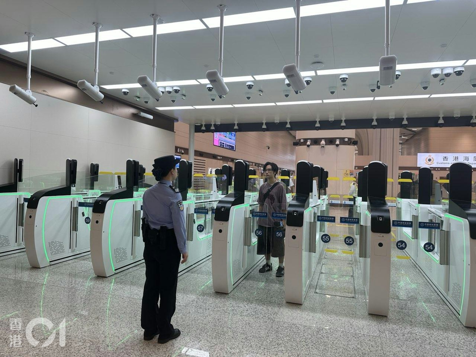 記者兩度試用「合作查驗」自助通道,均在第三道閘、亦即等待入境方核實時「卡關」,需要由職員協助。