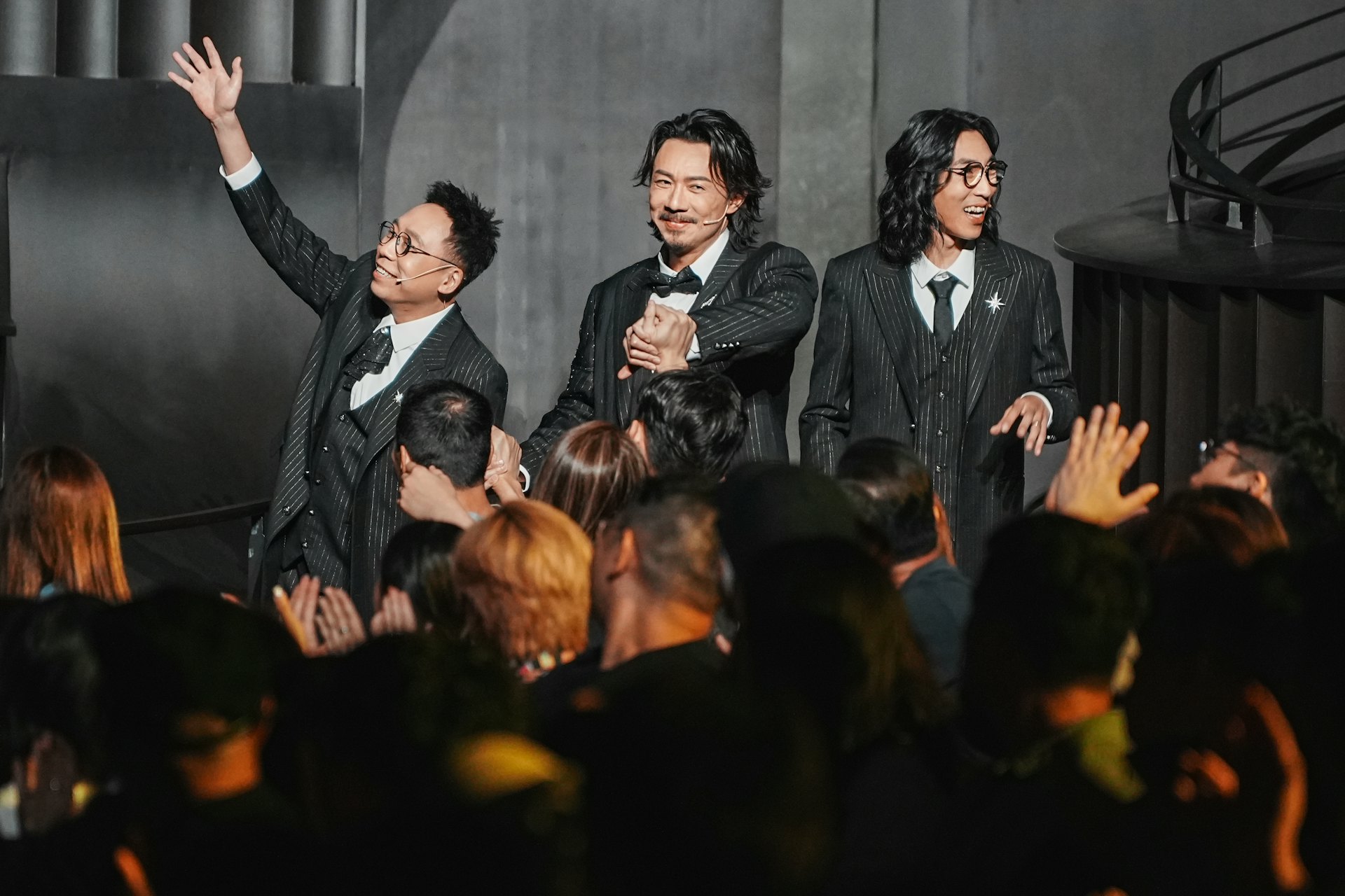 三位人夫開騷。