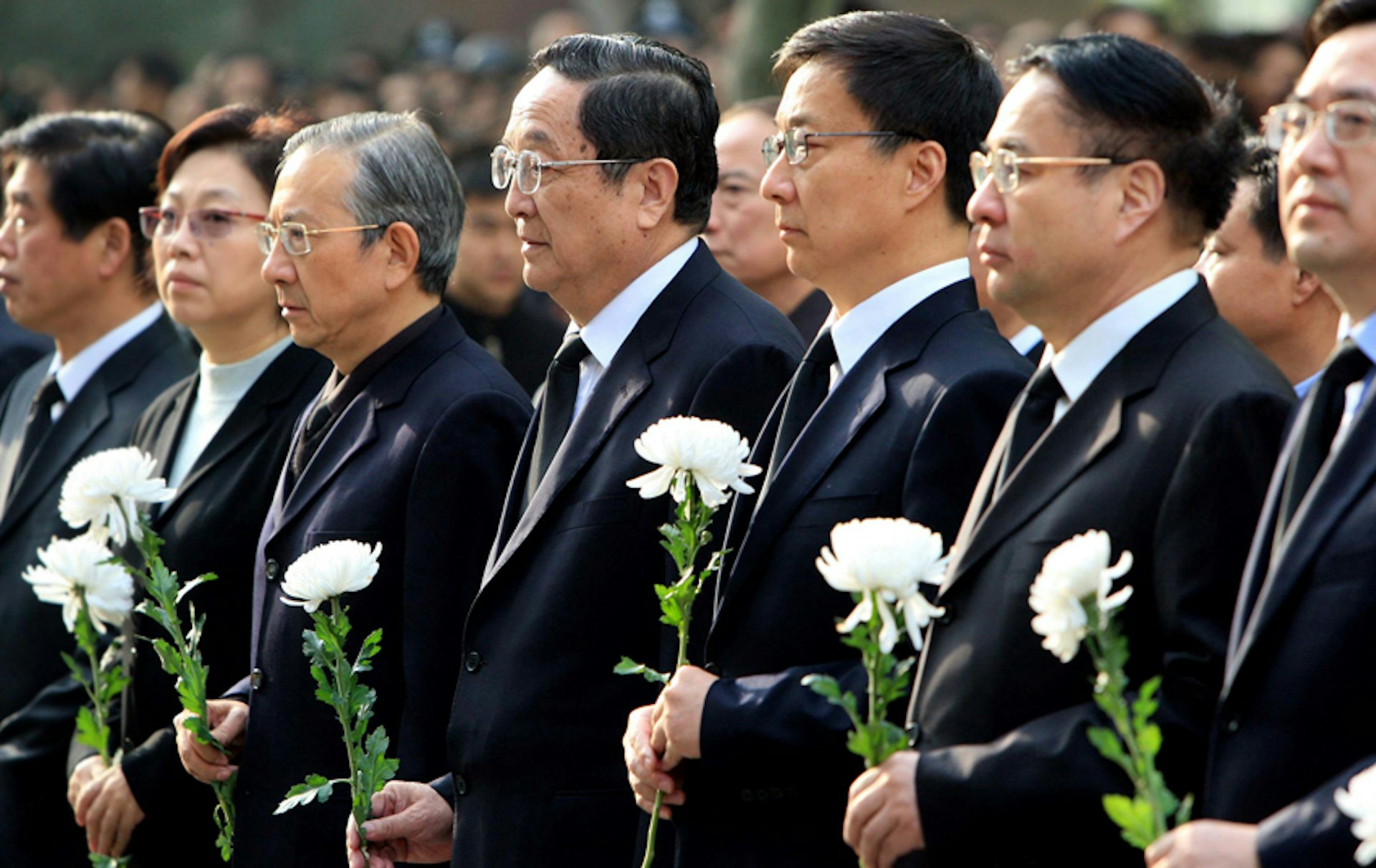 2010年11月21日,中共中央政治局委员、上海市委书记俞振声(右四),上海市委副书记、市长韩正(右三)等上海市官员,为上海静安区1115居民楼大火死难者献花。