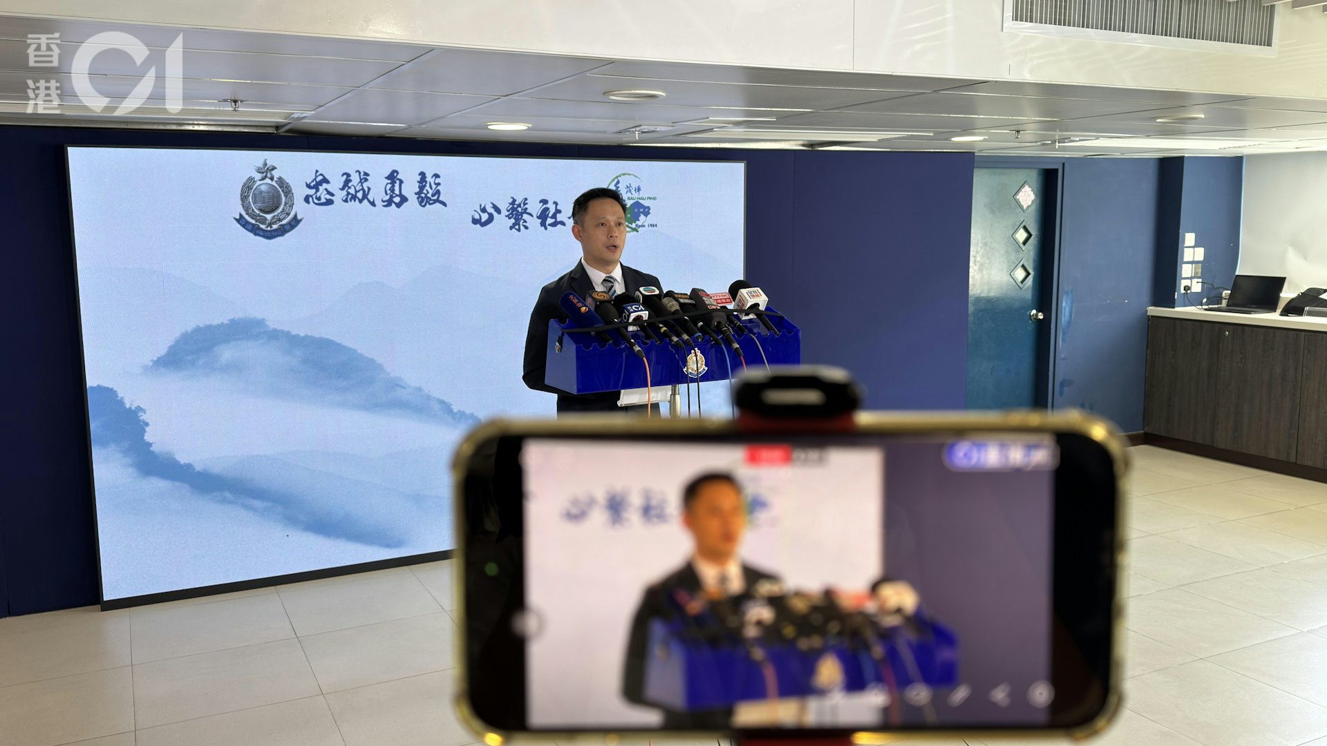 秀茂坪警區副指揮官溫景亨署理高級警司,在記者會上交代調查進度。