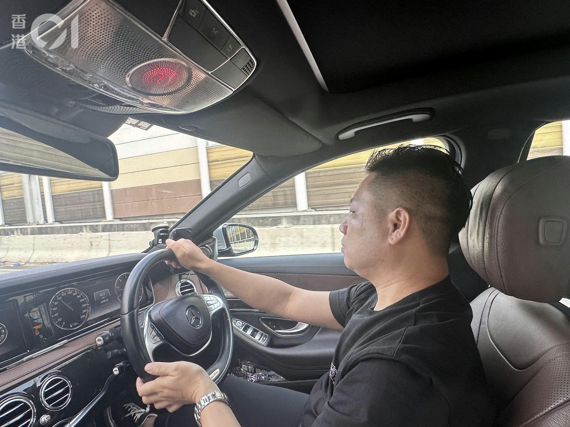司機從粉嶺站駕車出發,約10分鐘後到達皇崗口岸。