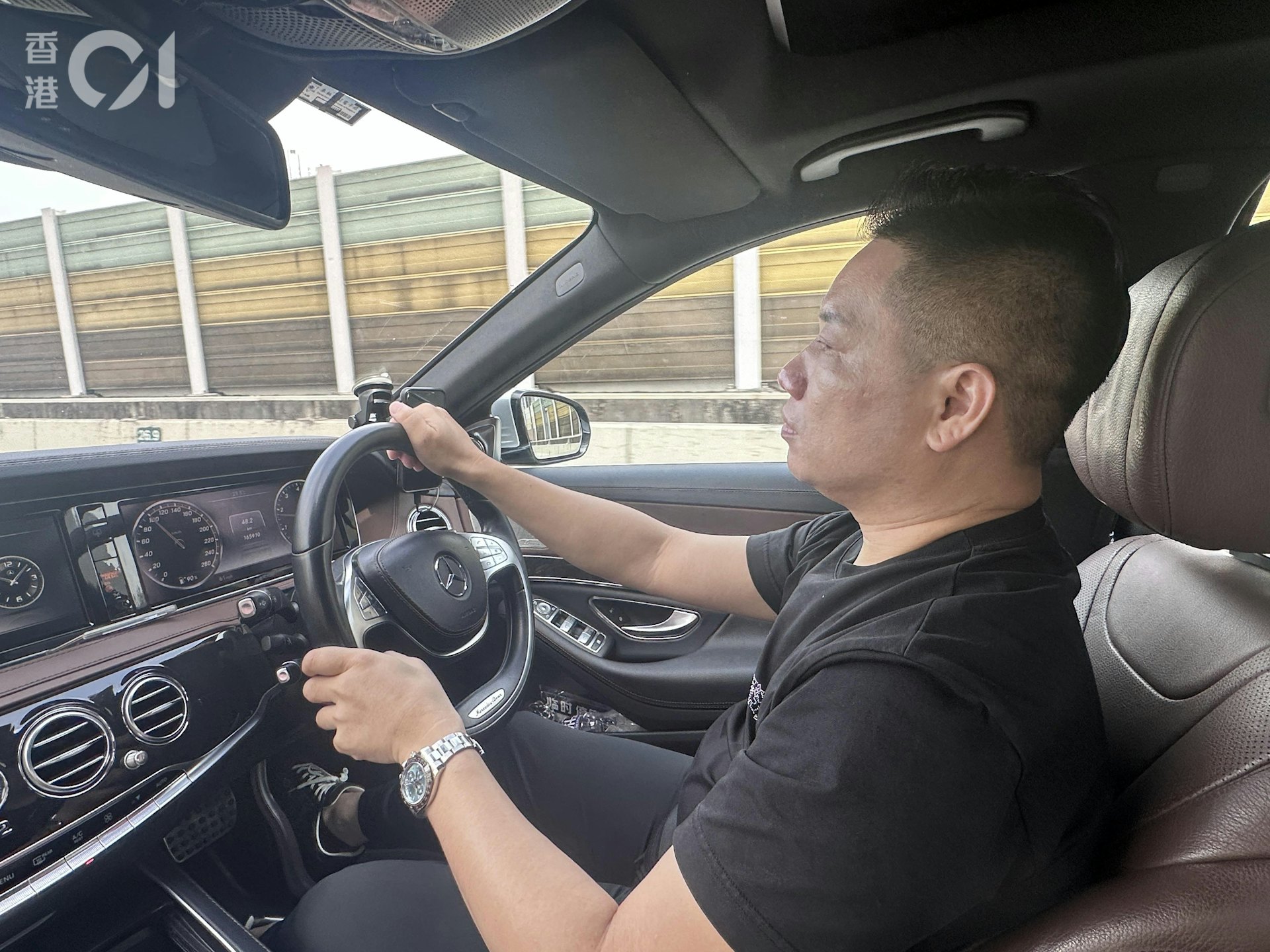 司機從粉嶺站駕車出發,約10分鐘後到達皇崗口岸。