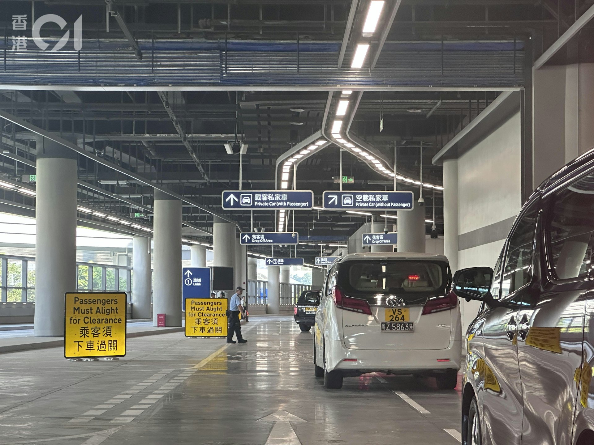 皇崗口岸離境大廳,沿途有指示牌,指示旅客通行方向。