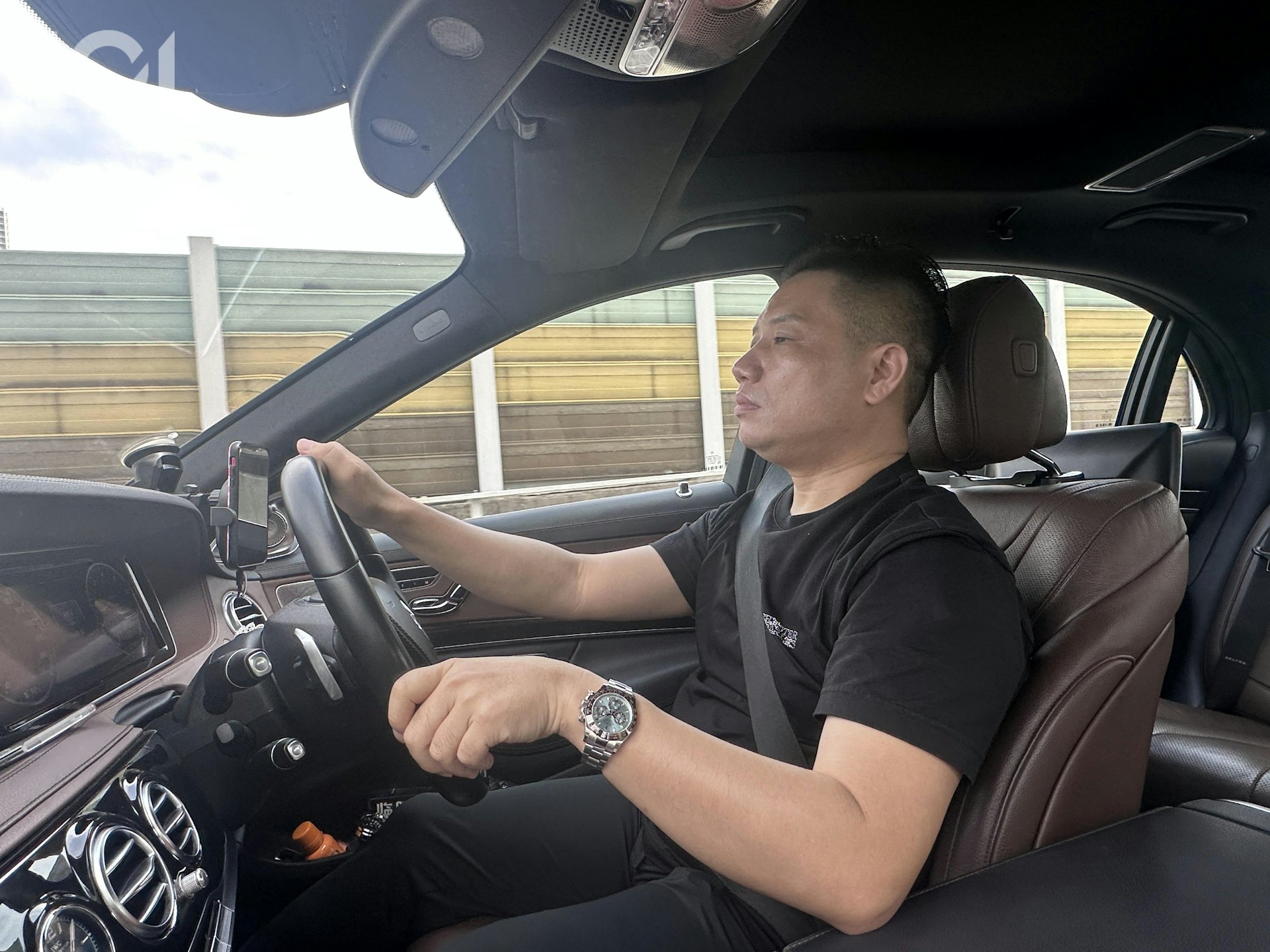 司機從粉嶺站駕車出發,約10分鐘後到達皇崗口岸。