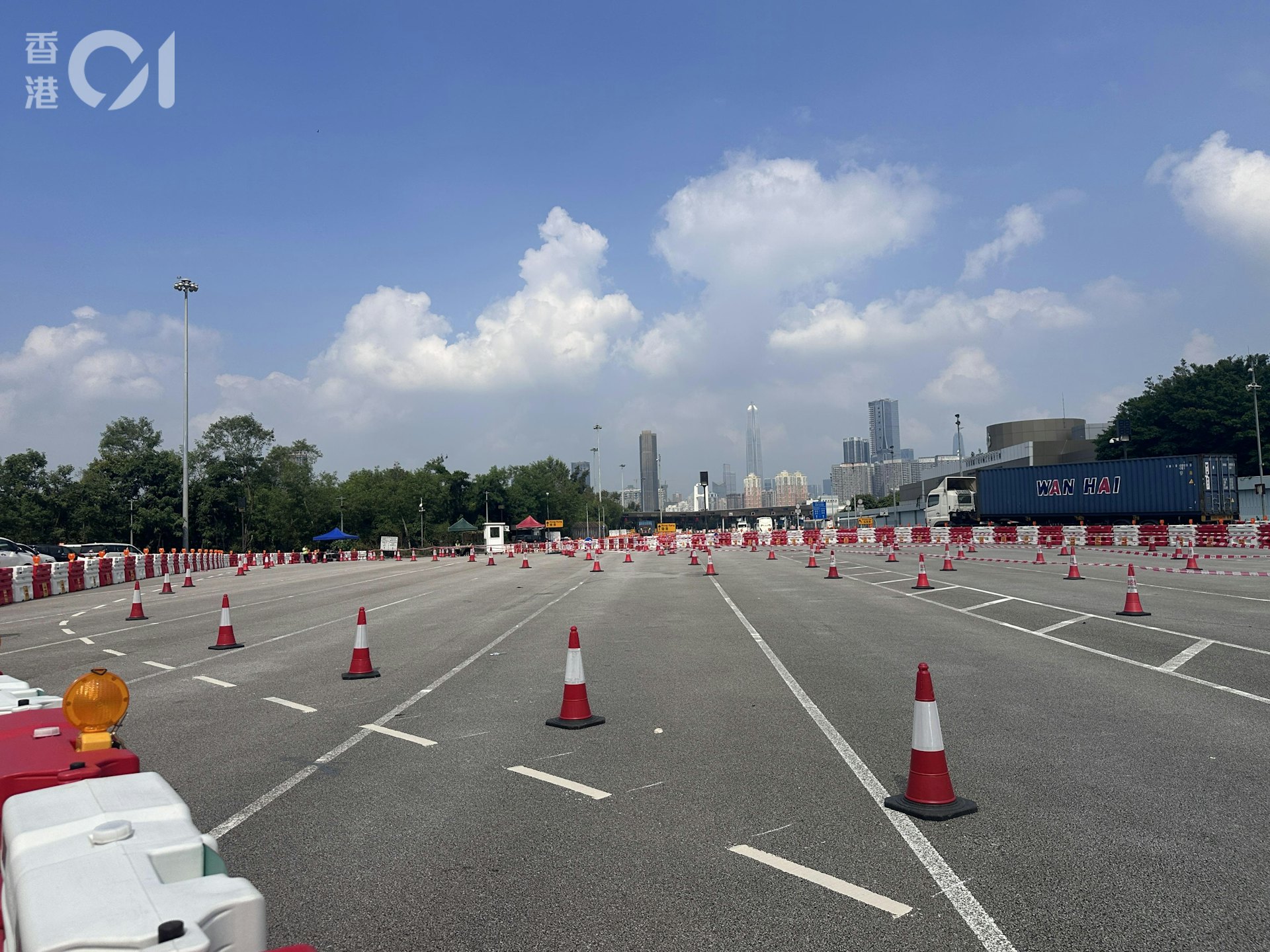 皇崗口岸香港入口設緩衝區,車輛分批進入。