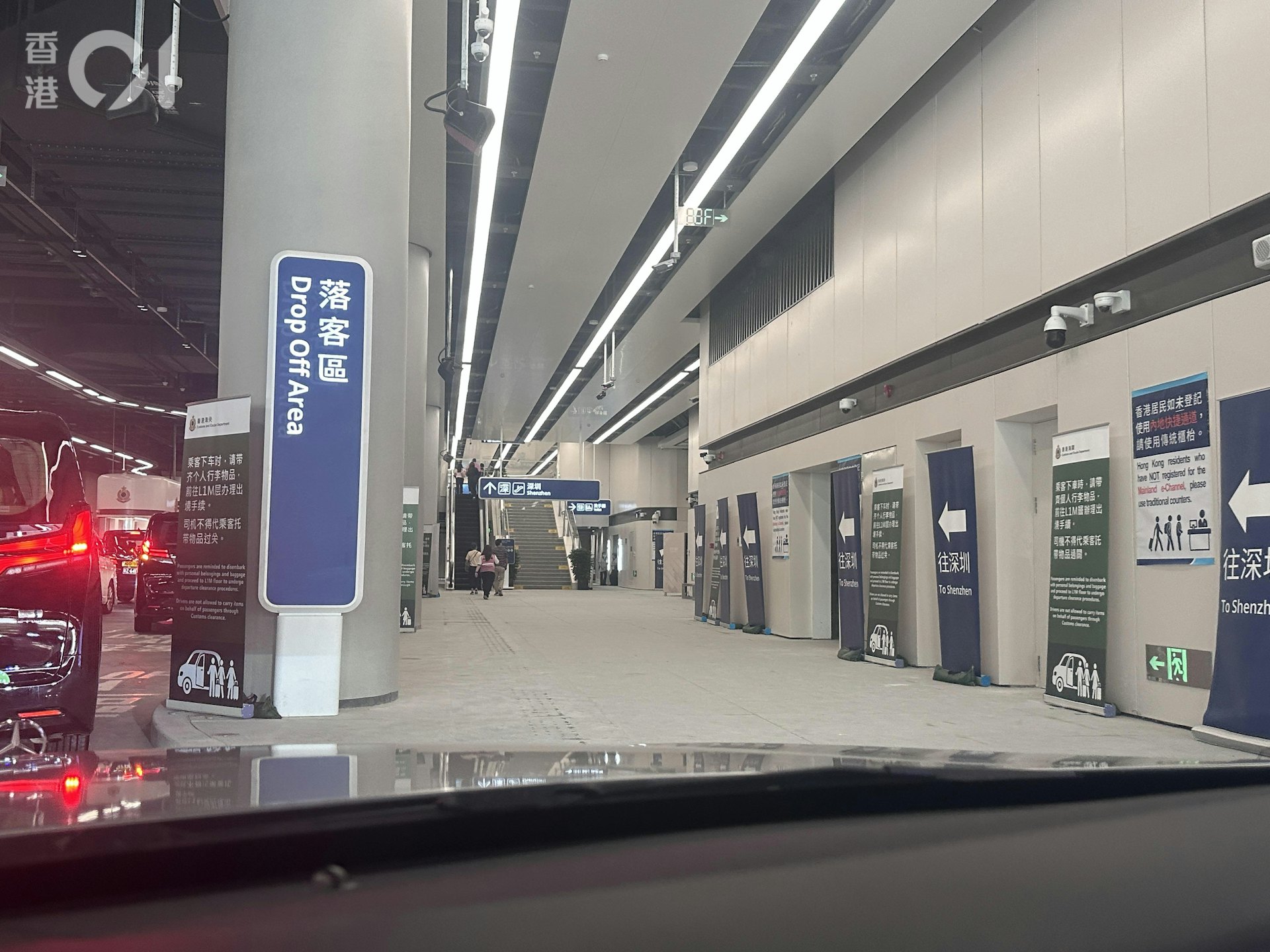 皇崗口岸離境大廳,沿途有指示牌,指示旅客通行方向。
