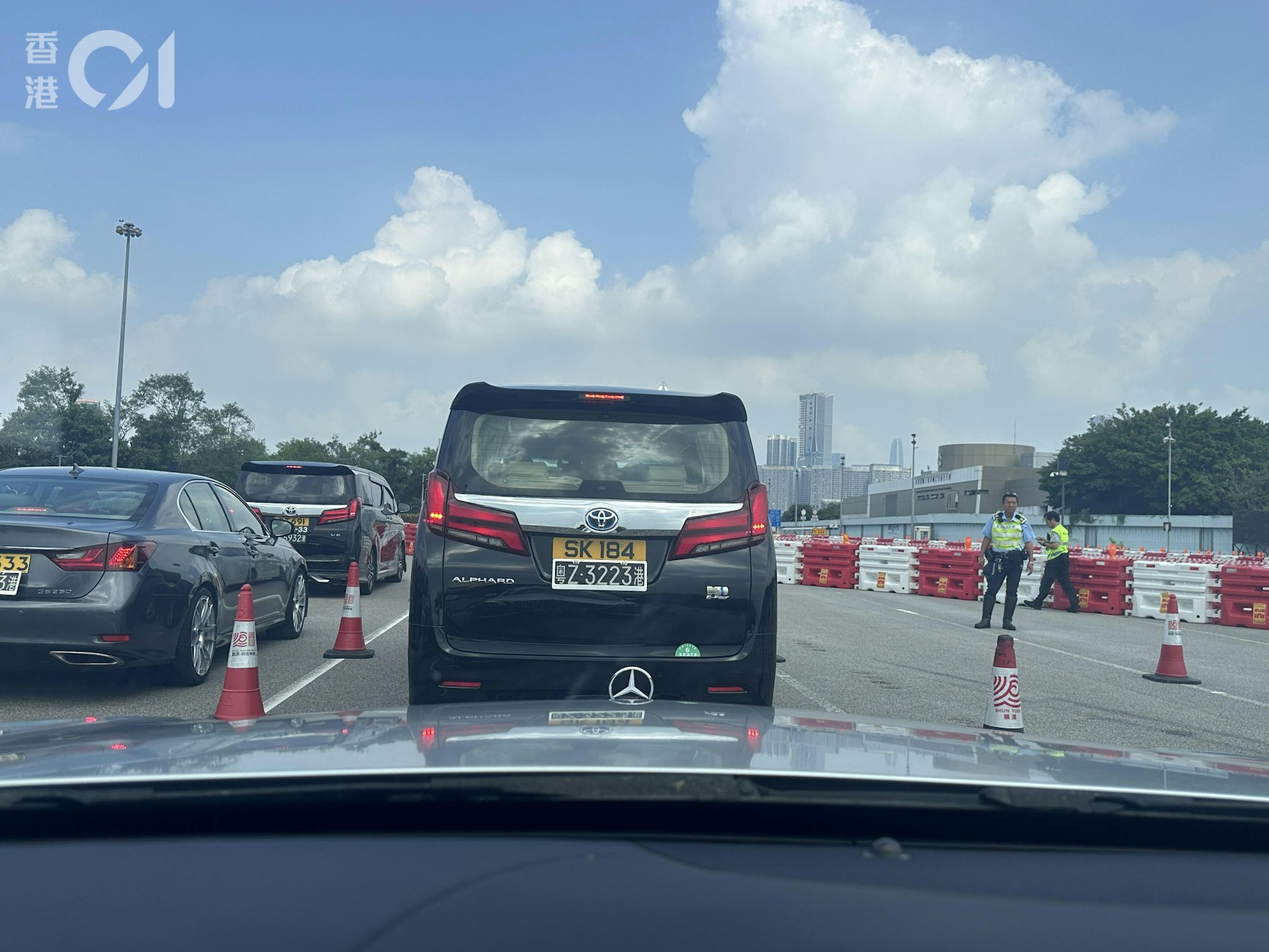 皇崗口岸香港入口設緩衝區,車輛分批進入。