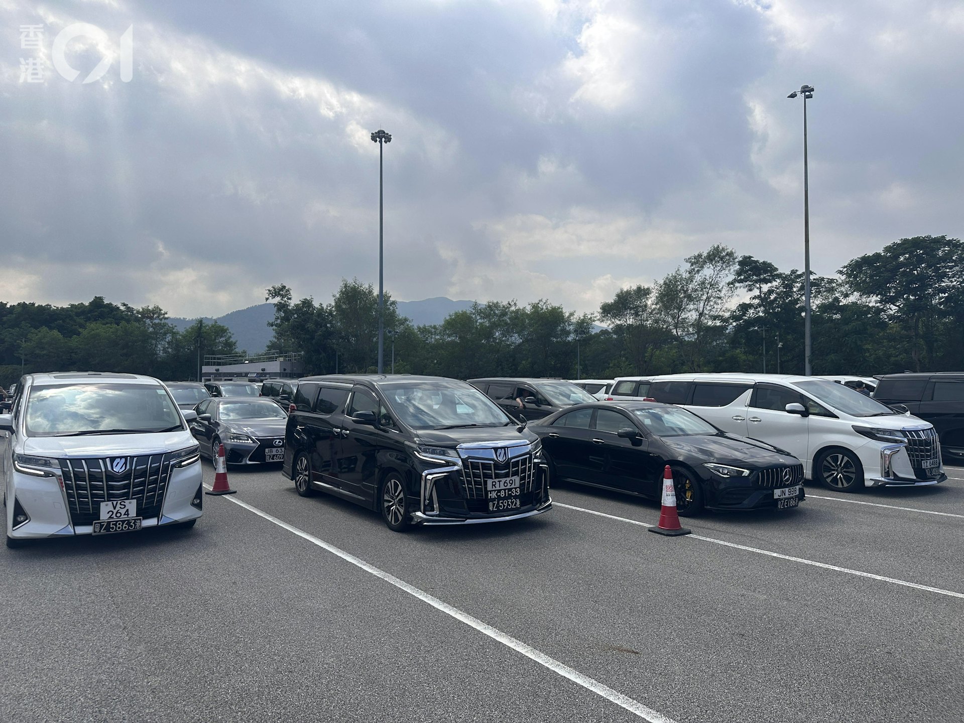 皇崗口岸香港入口設緩衝區,車輛分批進入。