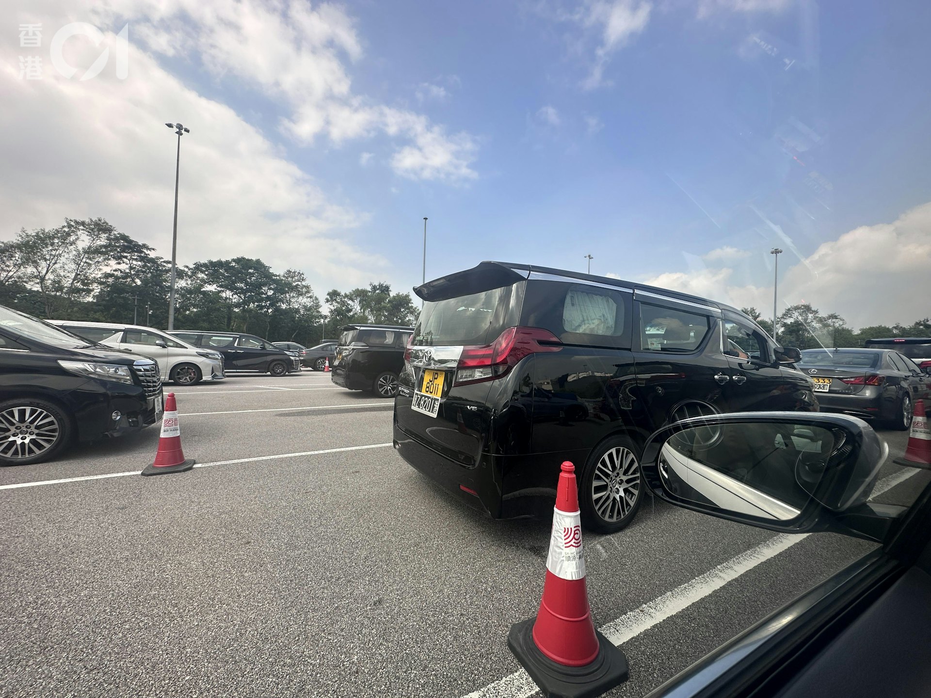 皇崗口岸香港入口設緩衝區,車輛分批進入。