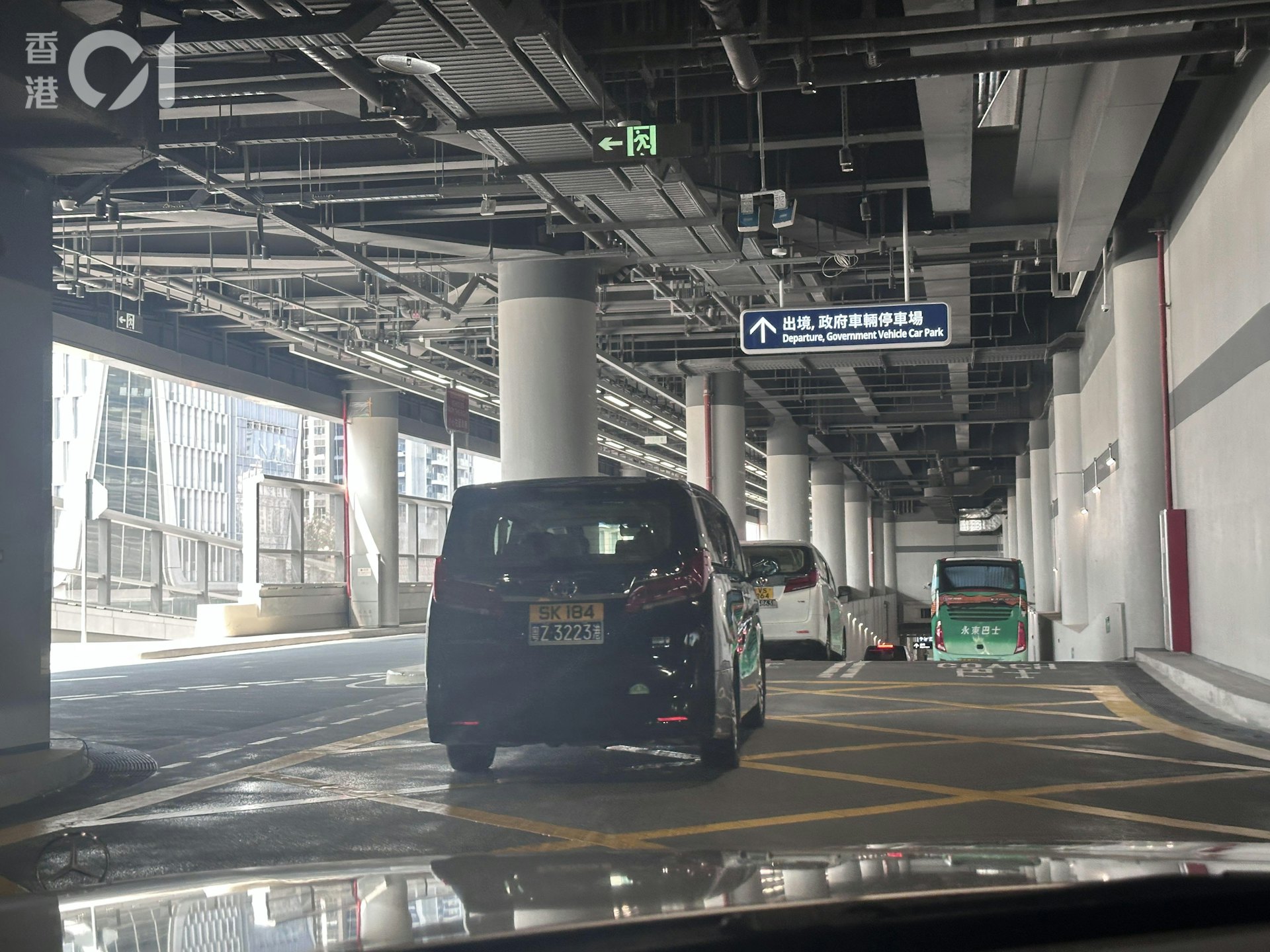 皇崗口岸離境大廳,沿途有指示牌,指示旅客通行方向。