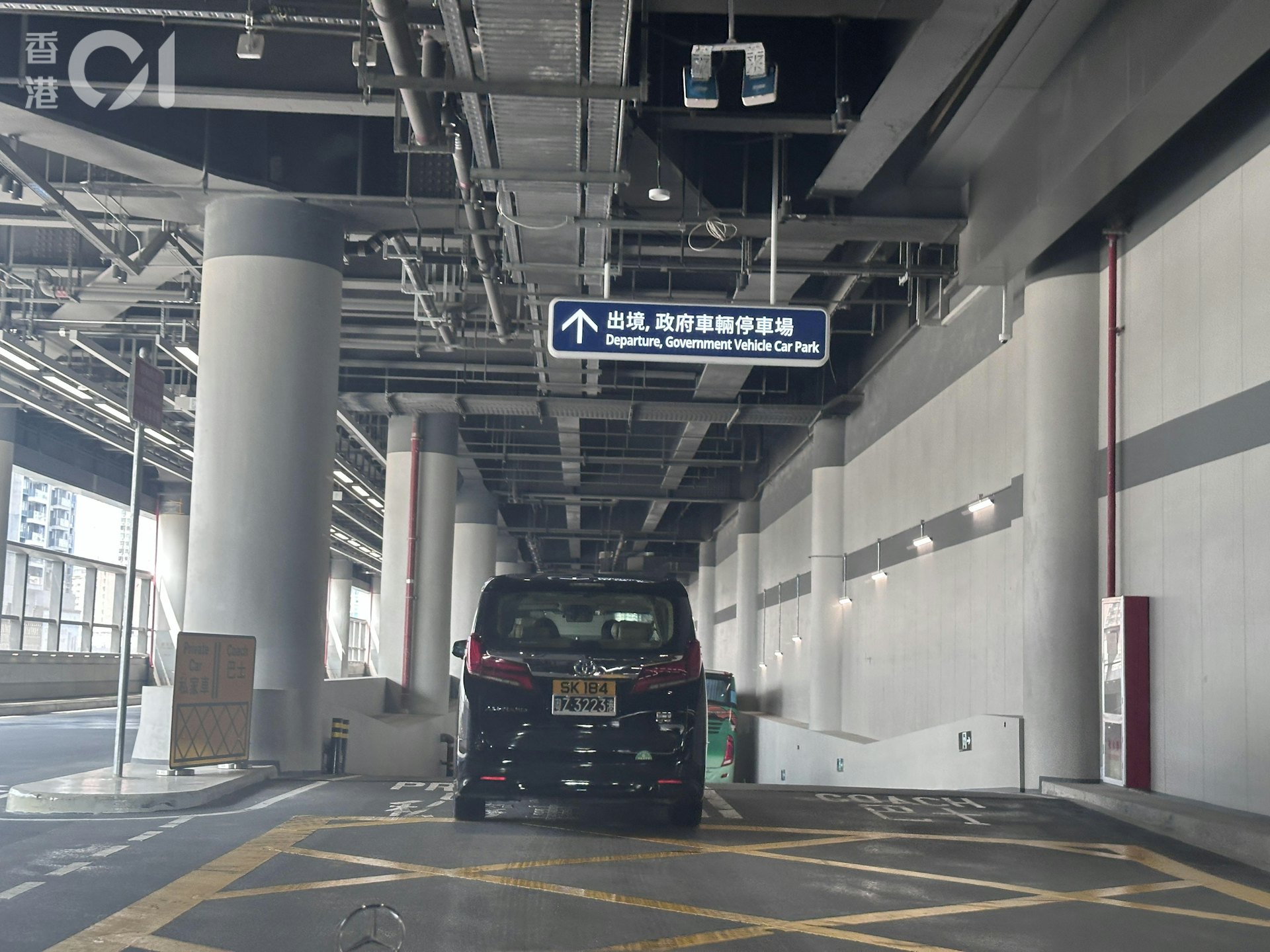 皇崗口岸離境大廳,沿途有指示牌,指示旅客通行方向。