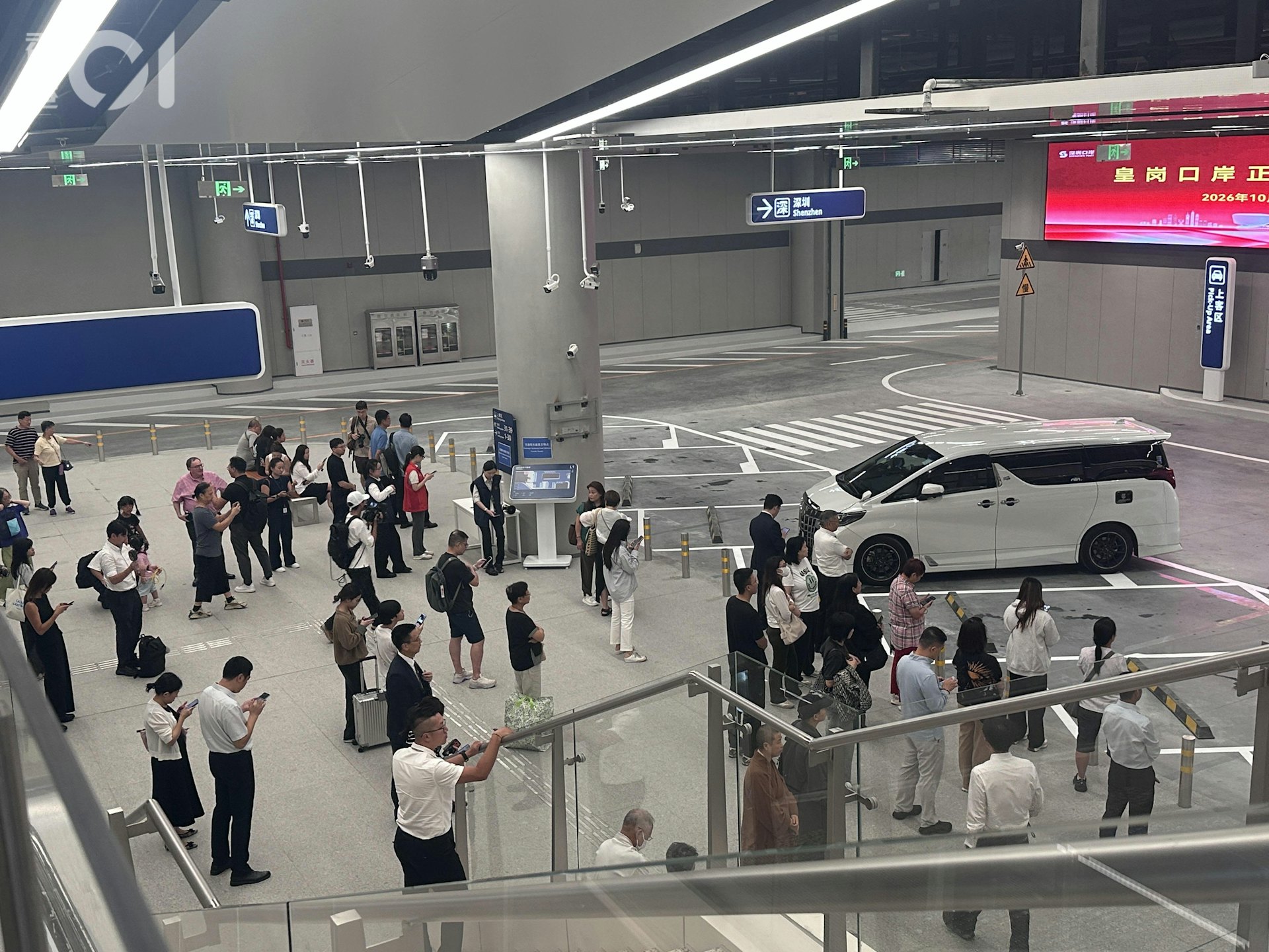 乘客過關後在上客區等候司機過關,有乘客指等候超過45分鐘。