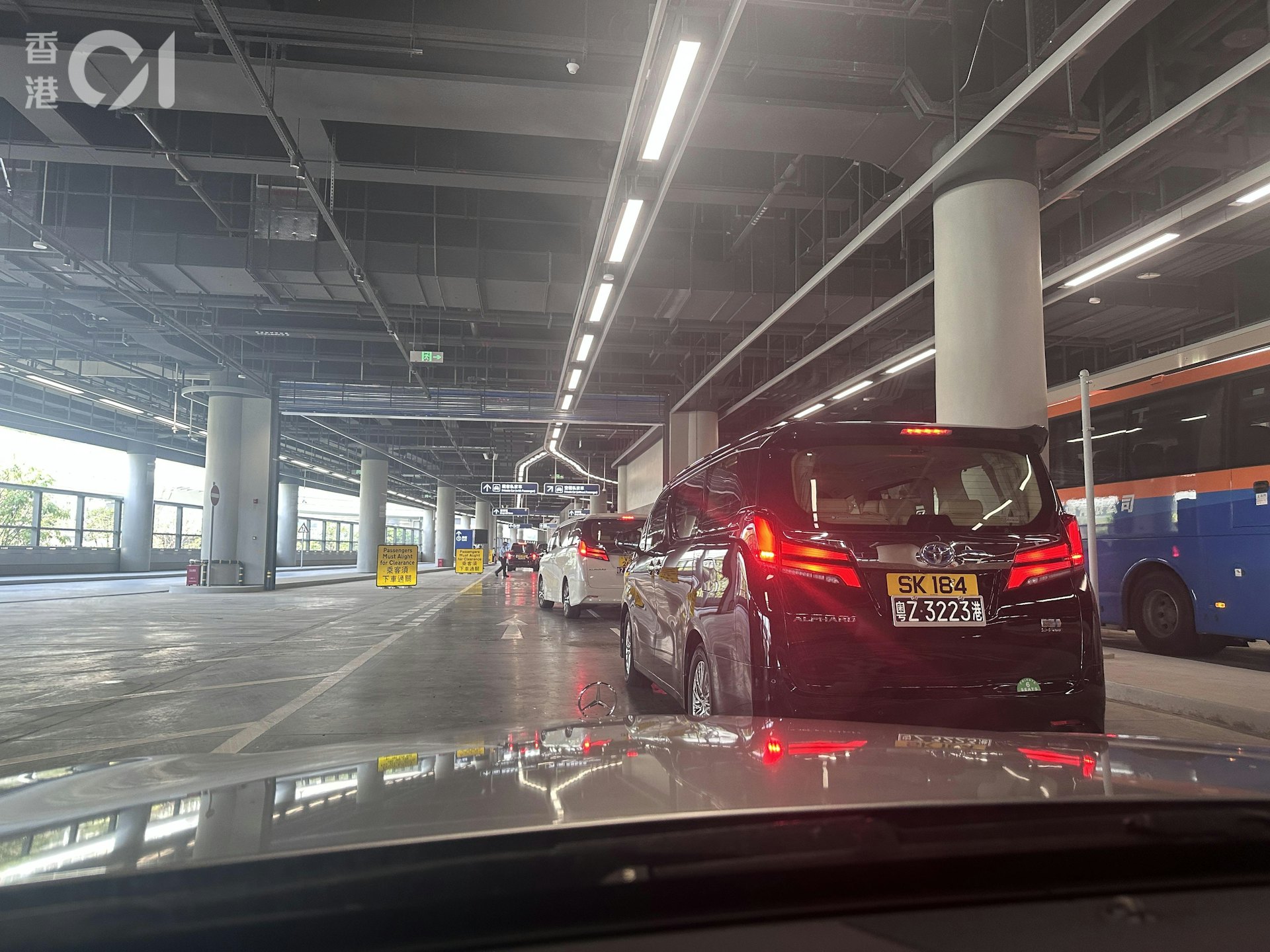皇崗口岸離境大廳,沿途有指示牌,指示旅客通行方向。