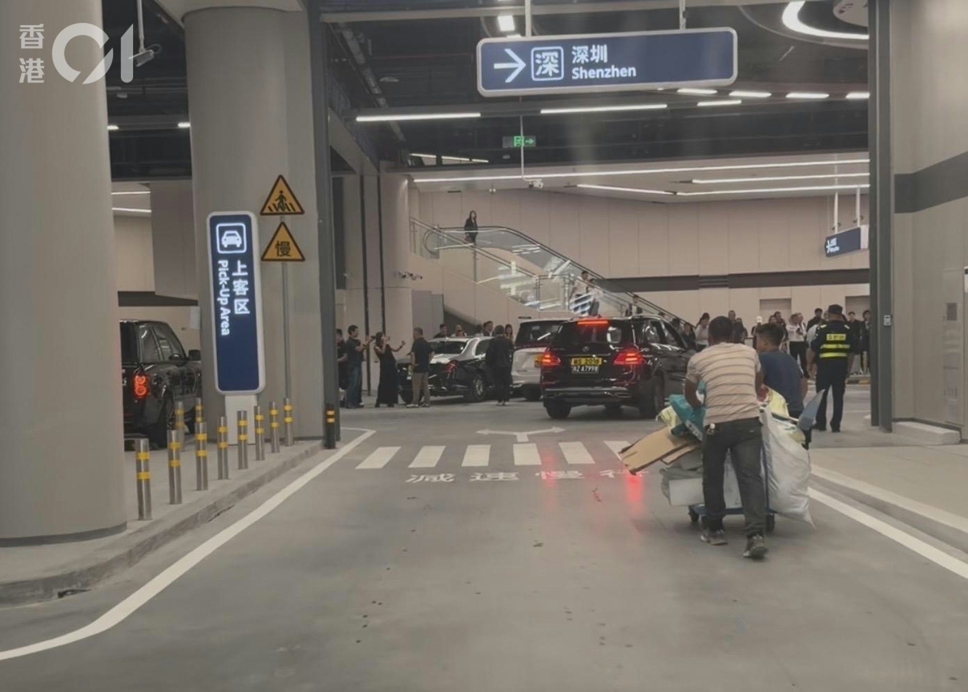 車道採用全新三度閘門設計,並利用全新設計的信息採集一體機。司機能在車上一次過完成體溫、證件、容貌和指紋資料採集,惟部分車輛卡關,導致過關時間拉長。