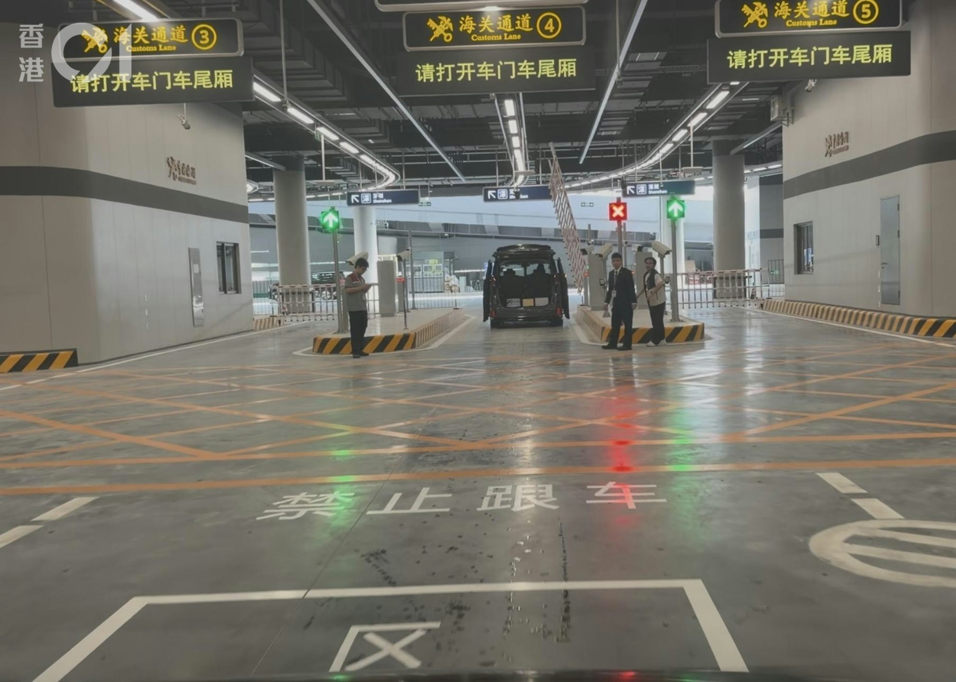 車道採用全新三度閘門設計,並利用全新設計的信息採集一體機。司機能在車上一次過完成體溫、證件、容貌和指紋資料採集,惟部分車輛卡關,導致過關時間拉長。