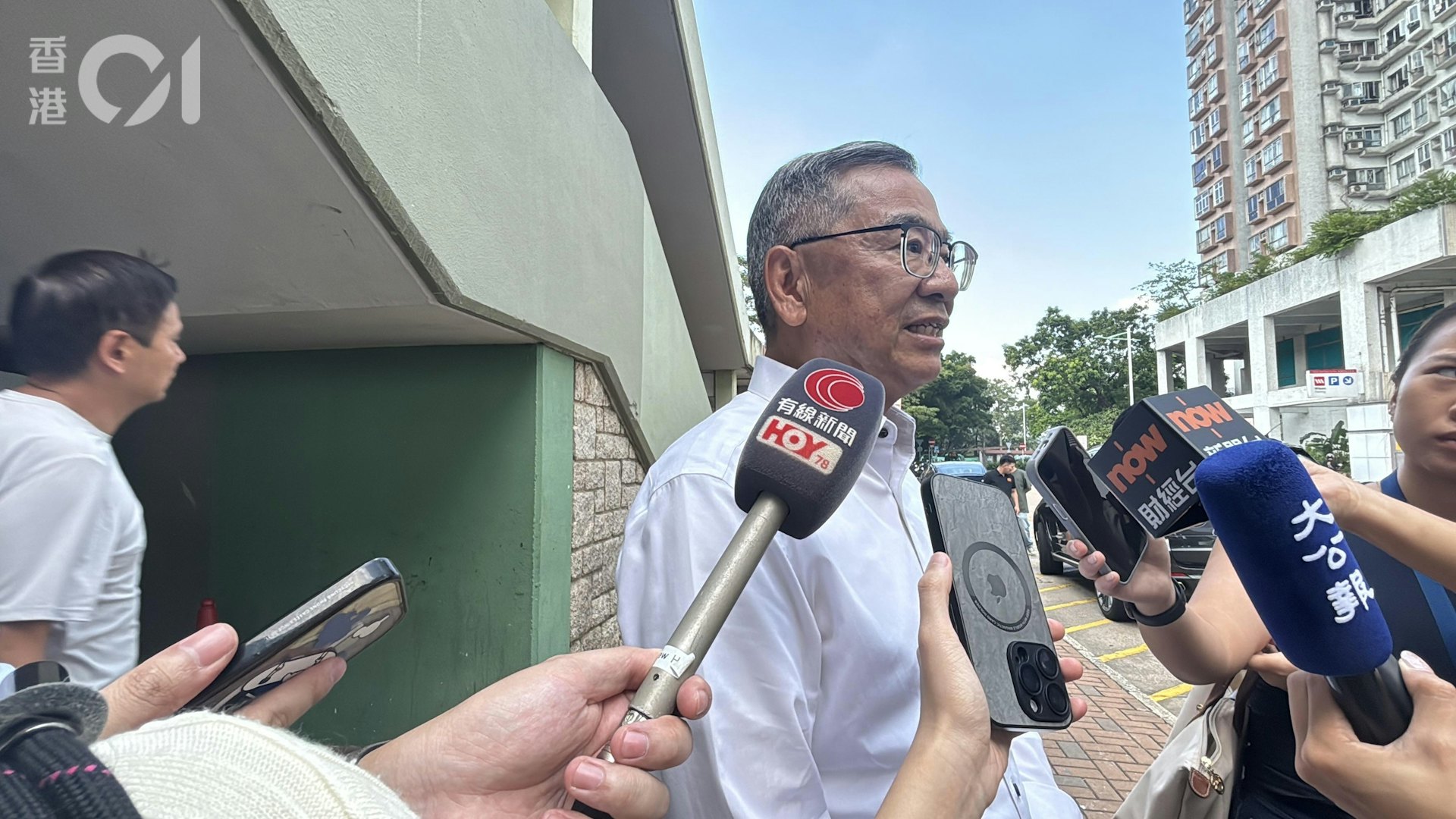 中國香港汽車會永遠榮譽會長李耀培早上嘗試經皇崗口岸後接受傳媒訪問。他指,一次放行入境模式方便,但内地交通指示牌不清晰,有待改善。