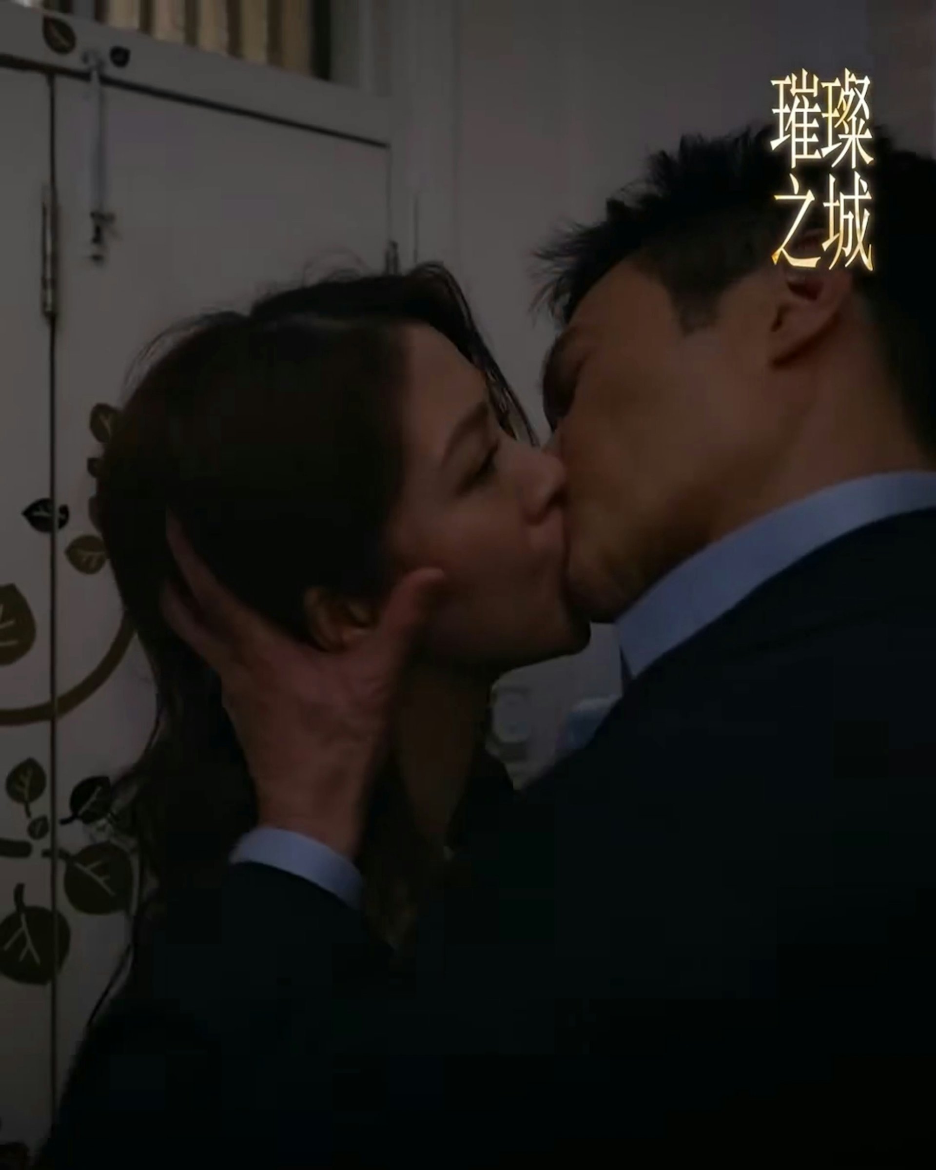 劇中飾演尚利鋒集團長子「官孝賢」的張智霖,與飾演記者情人「郭芷媛」的陳曉華,率先上演一場極度纏綿的火辣激情戲!二人於昏暗室內貼身肉搏、尺度爆表,畫面震撼一眾劇迷!(FB@TVB)