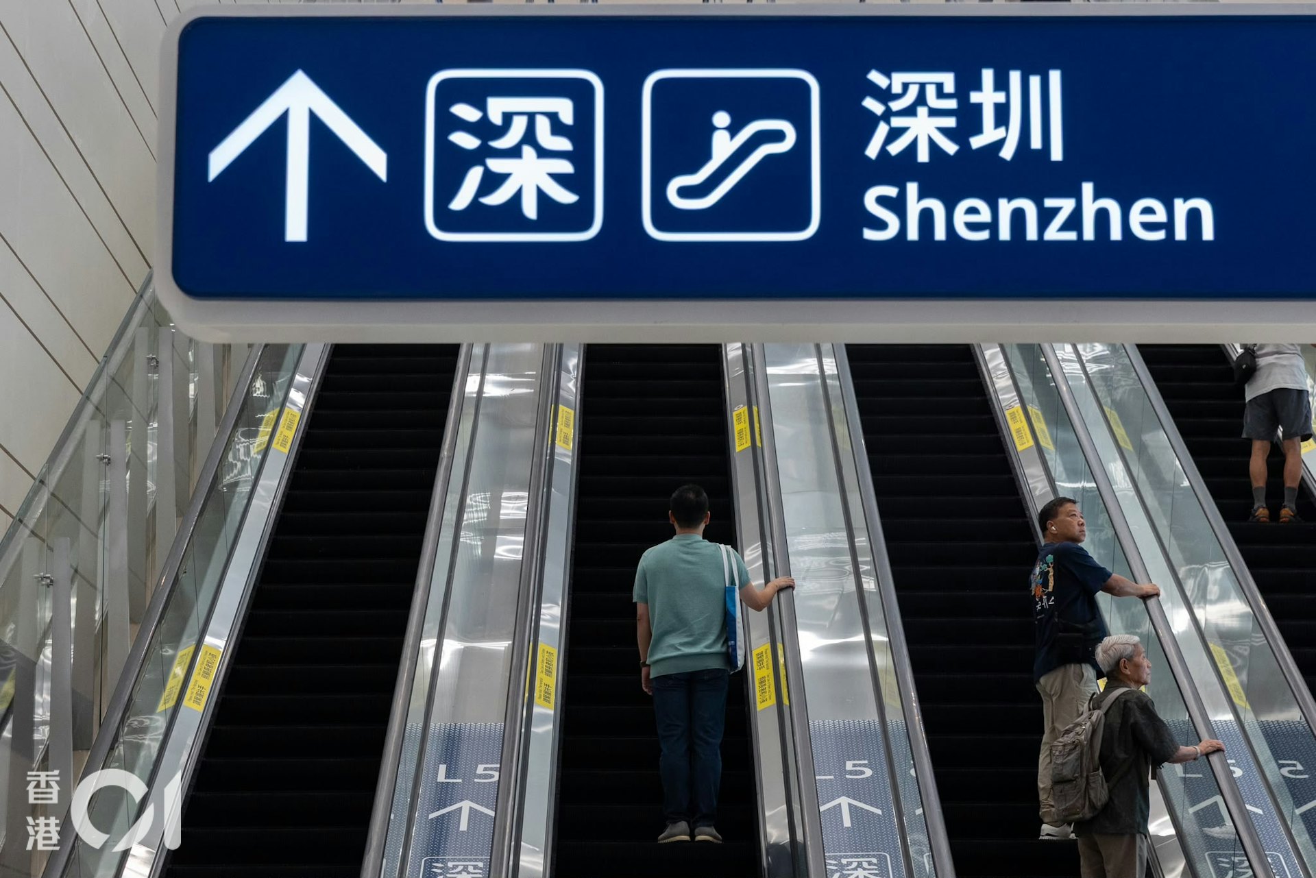 由公共交通交匯處所處的L2層,要搭乘兩條長扶手電梯才能到L5層。