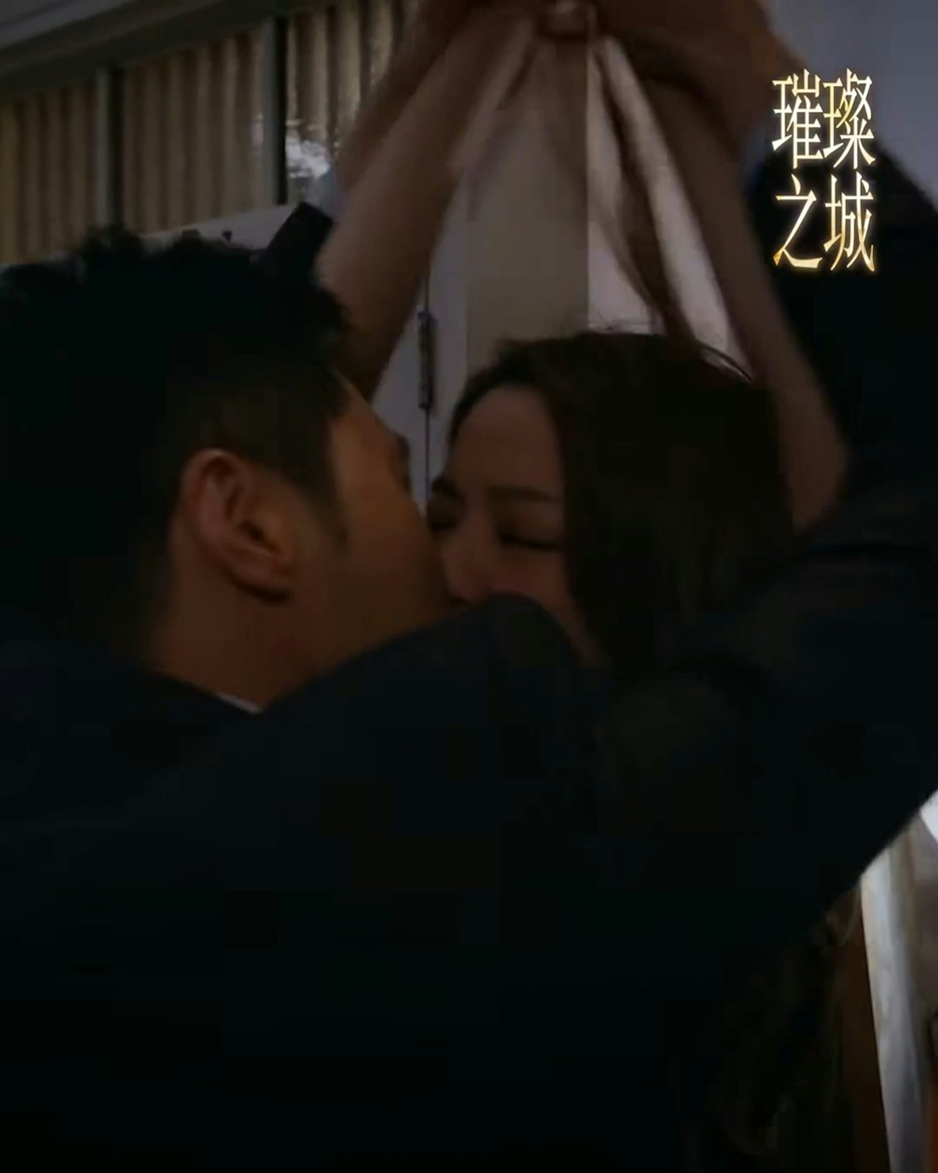 強勢「壁咚」。(FB@TVB)