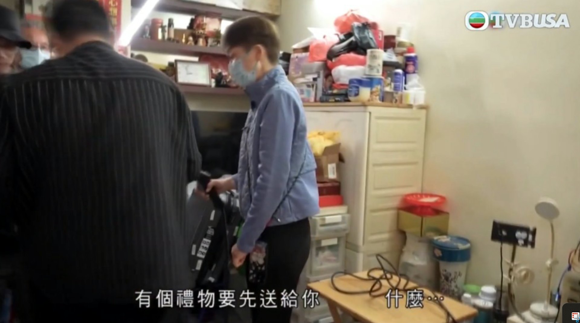 當日滅蟲片段,江美儀入屋內拍攝。(YouTube@TVB USA Official)