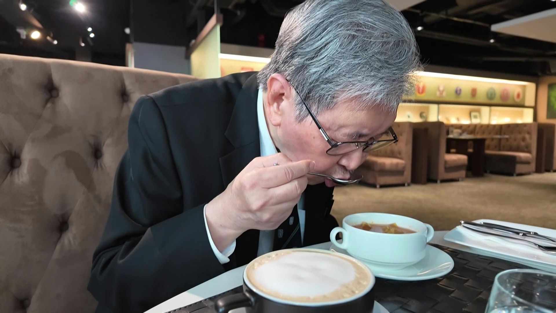 睇吓蔡醫生食嘢食得幾開心。