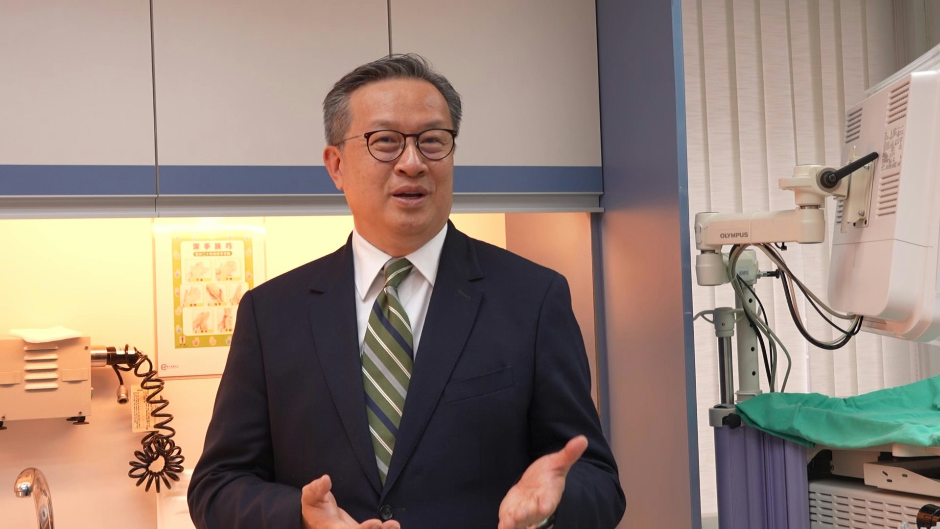 泌尿科黃國田醫生用水喉向鏡頭解說前列腺病人遇到嘅泌尿問題。