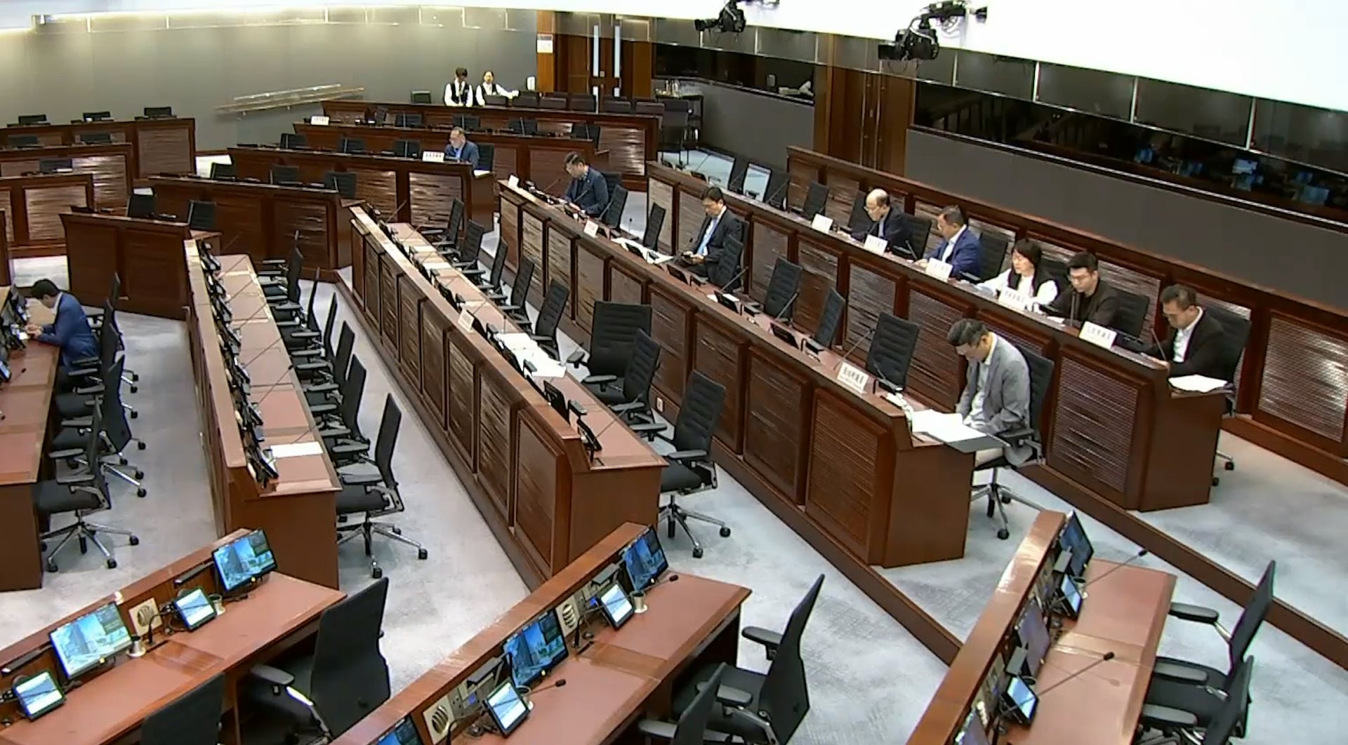 卢宠茂回应医护人手失衡质疑:未来十年仍缺六千医疗人员 卢宠茂回应医护人手失衡质疑:未来十年仍缺六千医疗人员