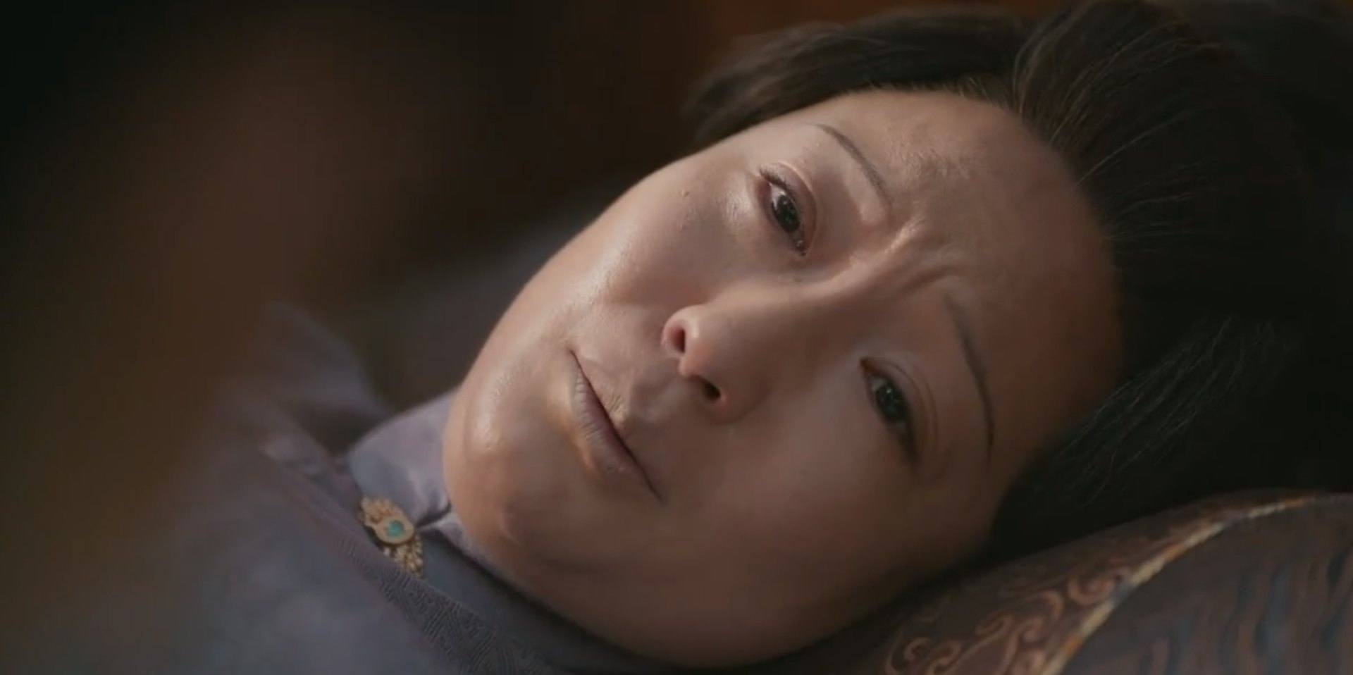 林錦岐的母親林大夫人「秦舜華」(孔令美飾)臨終和解。(《蘭香如故》劇照)
