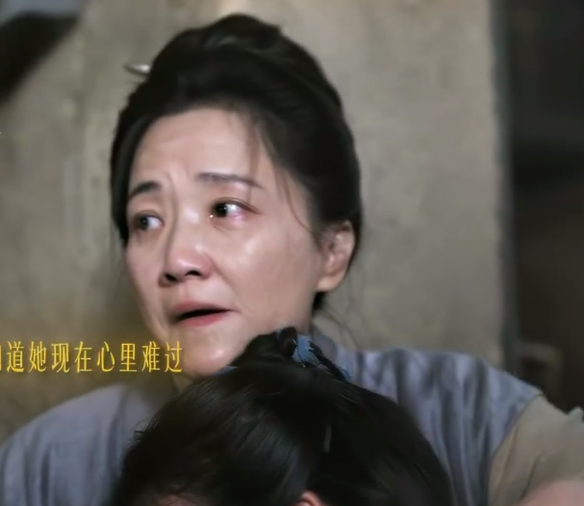 養母薛桂花在許蘭香遭遇退親、崩潰大哭時的溫柔安慰。(《蘭香如故》劇照)