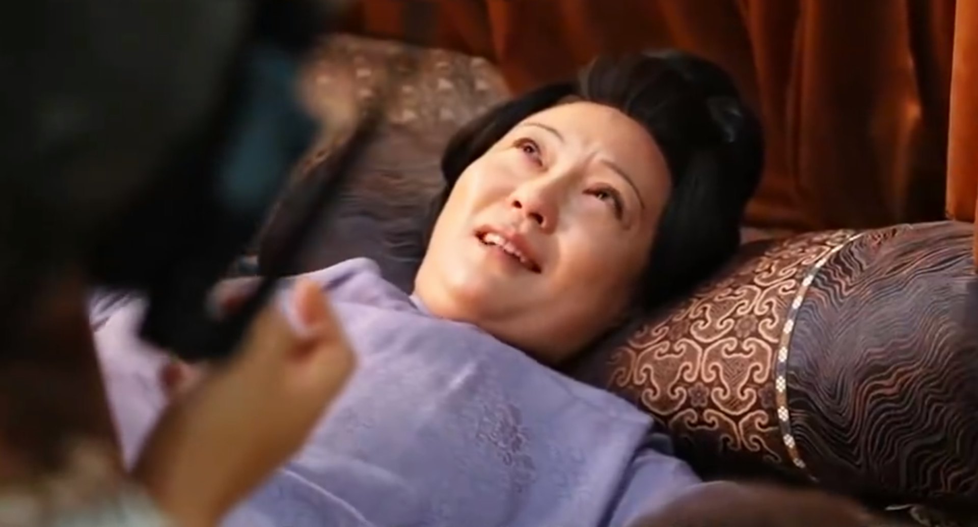 林錦岐的母親林大夫人「秦舜華」(孔令美飾)臨終和解。(《蘭香如故》劇照)