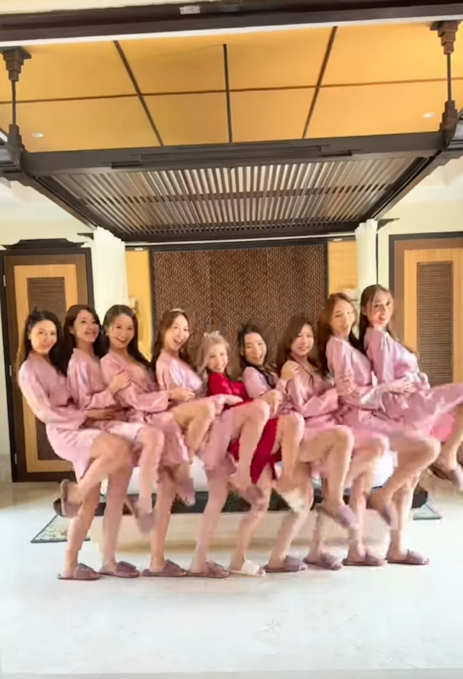 譚嘉儀峇里結婚,8位女藝人做姊妹團。(IG@dadadawongx)